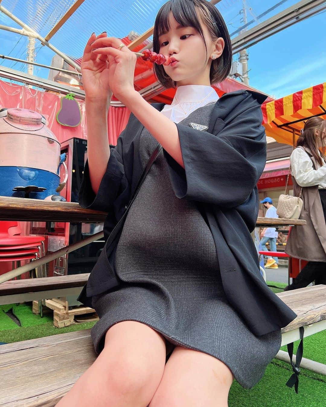 みもれもんさんのインスタグラム写真 - (みもれもんInstagram)「I ate strawberry candy in Koreatown Shin-Okubo, Japan 🇰🇷🍬🍓 Have you ever eaten?🌈  新大久保に遊びに行ってきたょぉ🇰🇷 イチゴ飴が美味しかったんだけど🍬 みんな、食べたことあるー？？🤤🍓💖  #みもれもん #Mimolemon #インスタグラビア #黒髪 #ボブ #ハイトーン#インナーカラー #日本女孩 #Japanesegirl #japan #asiangirl  #tokyo #opensea #NFT」5月26日 11時29分 - mimore_mon0929