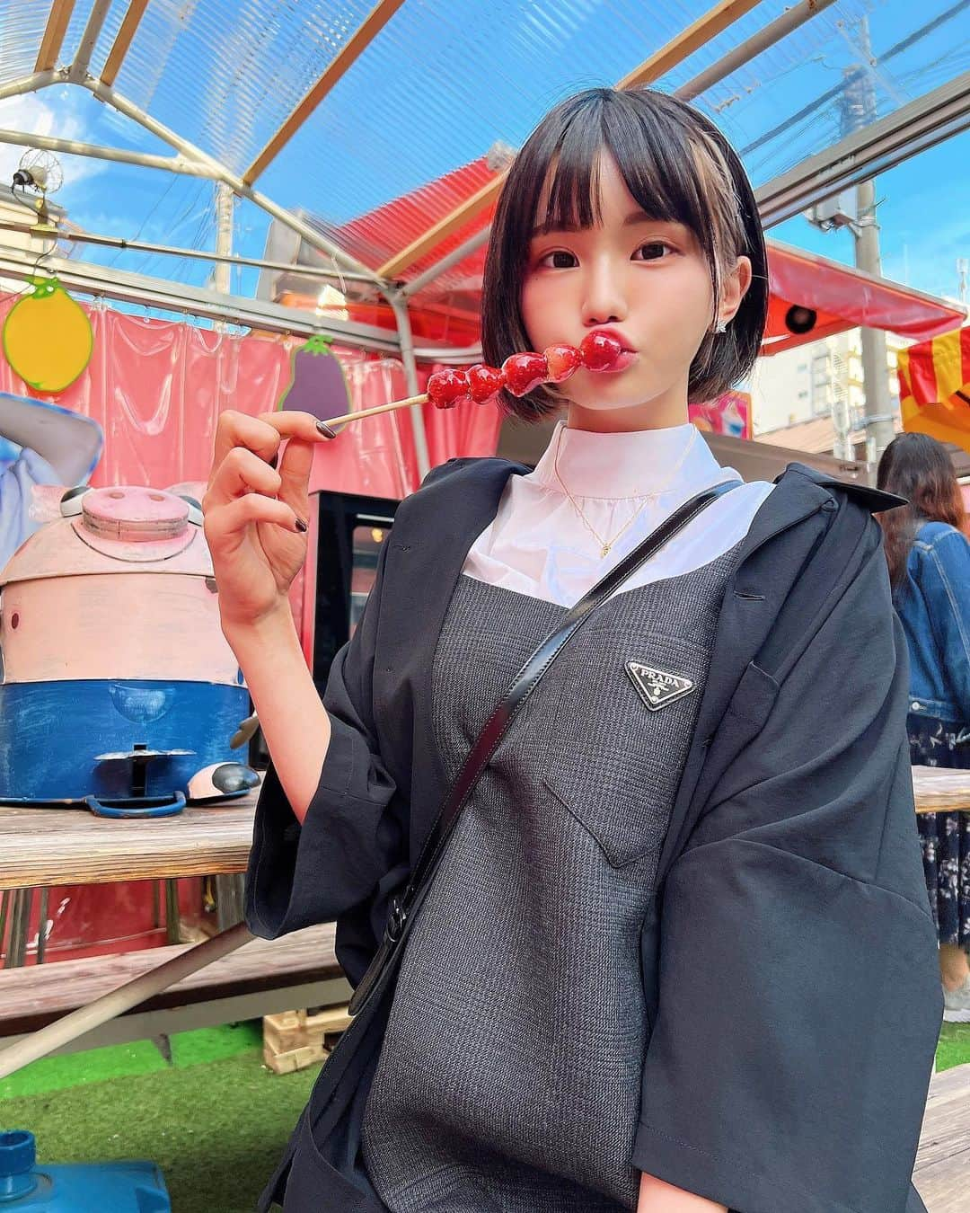 みもれもんさんのインスタグラム写真 - (みもれもんInstagram)「I ate strawberry candy in Koreatown Shin-Okubo, Japan 🇰🇷🍬🍓 Have you ever eaten?🌈  新大久保に遊びに行ってきたょぉ🇰🇷 イチゴ飴が美味しかったんだけど🍬 みんな、食べたことあるー？？🤤🍓💖  #みもれもん #Mimolemon #インスタグラビア #黒髪 #ボブ #ハイトーン#インナーカラー #日本女孩 #Japanesegirl #japan #asiangirl  #tokyo #opensea #NFT」5月26日 11時29分 - mimore_mon0929