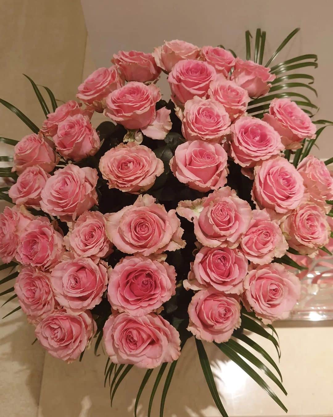 大地真央さんのインスタグラム写真 - (大地真央Instagram)「昨日、栃木で トークショーでした🎤 沢山のお客様に迎えていただき、 あたたかい時間を過ごすことが出来ました。 ありがとうございました❣️  いただいたピンクのバラの花束💐を見て癒されています(*˘︶˘*)  #トークショー 🎤 #栃木県#宇都宮市文化会館#下野新聞 #ありがとうございました #ピンクの薔薇 🌹 #大地真央 #MAODAICHI #tomokokodera #kashikeybrowndiamond」5月26日 12時15分 - daichimao_official