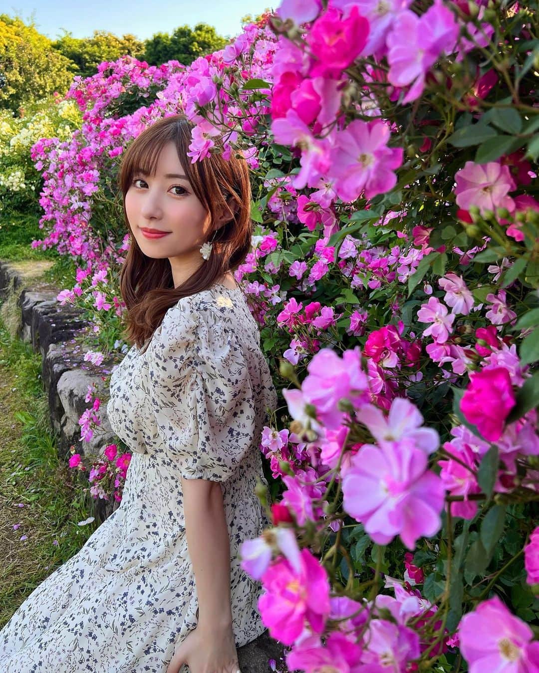 成瀬心美さんのインスタグラム写真 - (成瀬心美Instagram)「🌹  バラ園に行ってきたよ☺️  お花ってやっぱり 美しくて 素敵だった、、🥺✨  そして素晴らしいカメラマンさんが 写真を撮ってくれたよ😚♡  #pic #Flower #rose #🌹 #バラ園 #バラ #ワンピース #grl #プチプラコーデ」5月26日 13時26分 - coco3ndazo