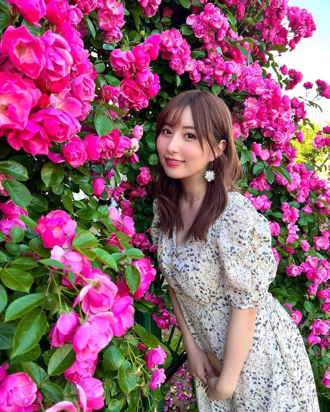 成瀬心美さんのインスタグラム写真 - (成瀬心美Instagram)「🌹  バラ園に行ってきたよ☺️  お花ってやっぱり 美しくて 素敵だった、、🥺✨  そして素晴らしいカメラマンさんが 写真を撮ってくれたよ😚♡  #pic #Flower #rose #🌹 #バラ園 #バラ #ワンピース #grl #プチプラコーデ」5月26日 13時26分 - coco3ndazo