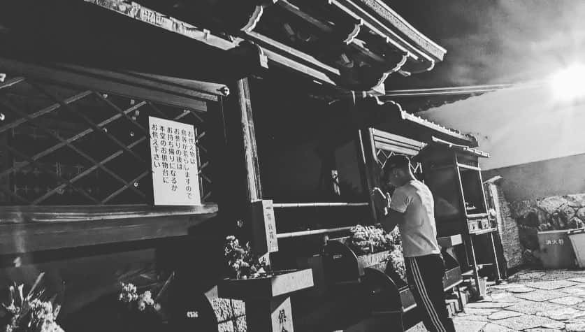 市原隼人さんのインスタグラム写真 - (市原隼人Instagram)「#京都 #弾丸  #京都にきたらご先祖様へ挨拶 #侘び寂びを感じる世界が好きだ #京都滞在20分」5月26日 14時00分 - hayato_ichihara