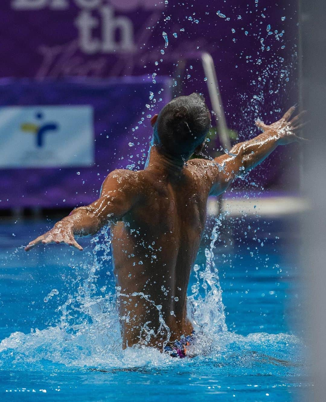 アンドレア・フエンテスさんのインスタグラム写真 - (アンドレア・フエンテスInstagram)「It feels weird to think about @_kgaudet_ not able to swim the highlight at the next World Championships.   I’m so happy FINA allowed male participation in some team routines for the World Series. Thank you so much for making this step. The first moment we asked about it, we didn’t doubt that Kenny will swim in. We swam with him and everybody now agrees that it gives so much to the sport.   I wanted to share I really hope that @fina1908 includes males in the highlight and combo routines for the next cycle at the World Championships too. I would love to see males included in the other team routines as well. Other sports are including mixed events in the Olympics and I really think our sport needs it too.   To think about so much gender separation doesn’t feel right anymore. It makes me feel retained to the past. I think sports, and society in general, are now starting to go in another direction. A place where gender is not so important but teams made by just people, are.   Now that rules are going to change for the next 4 years and a congress is about to happen, I want to say out loud that I vote for males included in team routines in all competitions. Olympics included. A good start could be a maximum of males per team. Like is now in highlight (maximum 2 males). Positives for the ones who don’t see it: The sport would grow exponentially and evolve in a way that would bring way more popularity. Win win!」5月26日 15時31分 - andreafuentes83