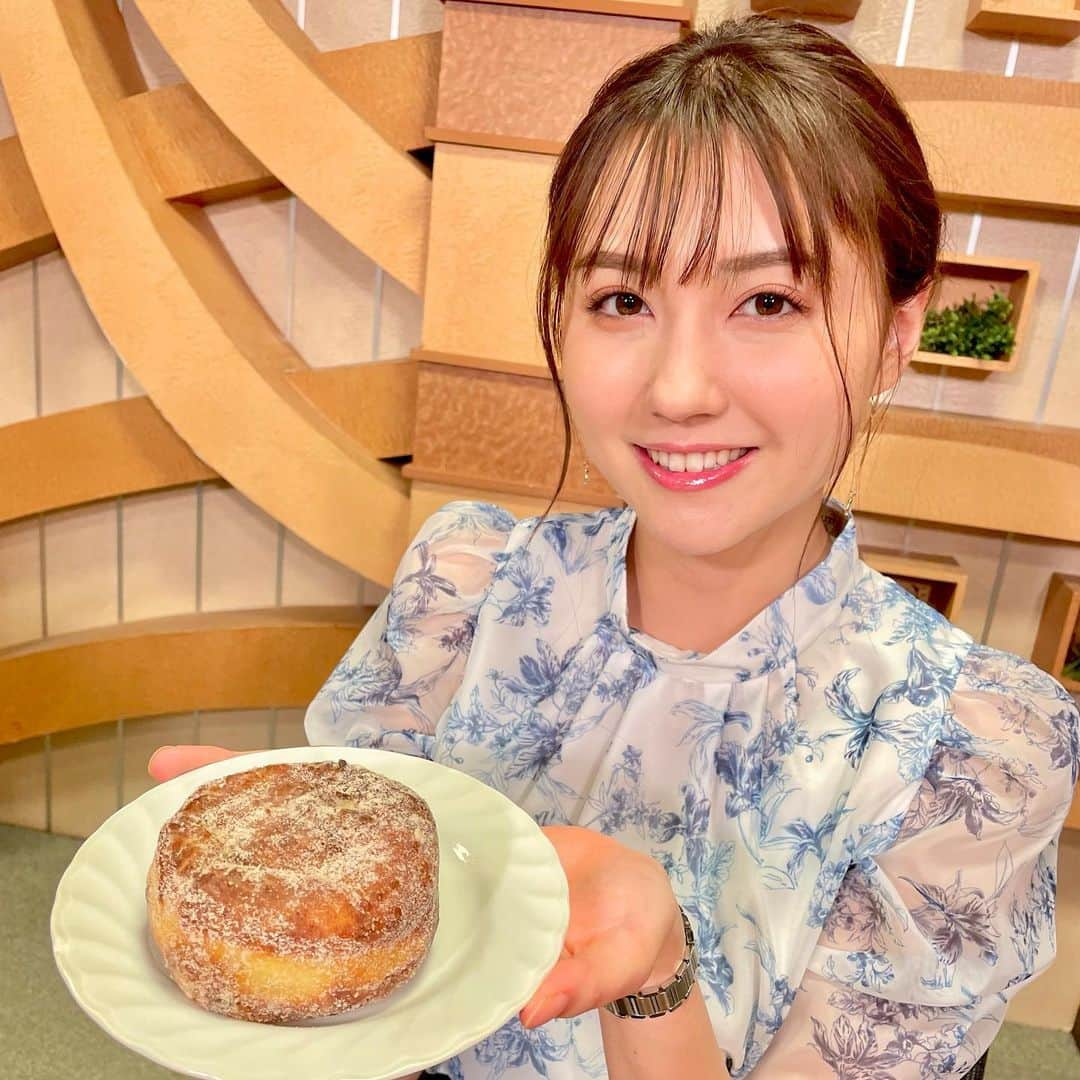 TBS「Nスタ」さんのインスタグラム写真 - (TBS「Nスタ」Instagram)「. 山形アナが持っているドーナツ🍩  口の中で”シュンってなくなる”新食感だそう...👀✨  一体どんなドーナツなのか！？😲 行列が絶えないお店の秘密を取材してきました🔍  きょうの17:30ごろ放送です❣️ ぜひチェックしてみてください🙌  #TBS #Nスタ #井上貴博 #ホラン千秋 #山形純菜 #アナウンサー #ドーナツ #生ドーナツ #imdonut #アイムドーナツ」5月26日 15時52分 - nst_tbs