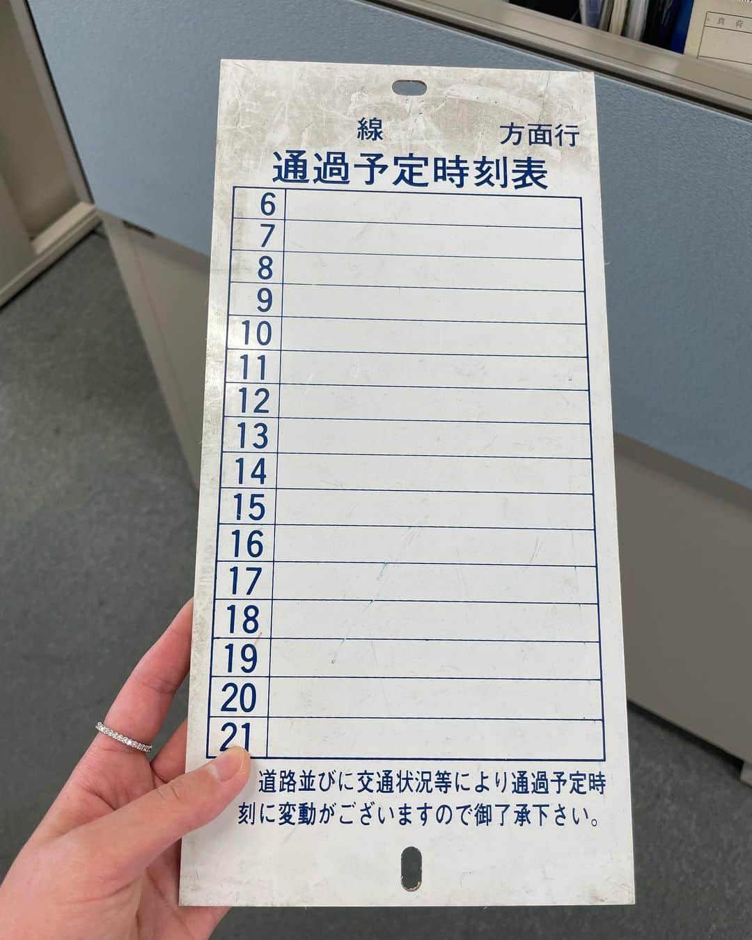 津田麻莉奈さんのインスタグラム写真 - (津田麻莉奈Instagram)「用あって事務所へ。 久しぶりにマネージャー陣の皆さまと会って いっぱい話していっぱい笑って楽しかった！🤣🤣🤣 いつもありがとうございます。 良い環境に感謝です。  写真は南田さんと。 @yusukeminamida  2枚目は南田さんのデスクにあったもの。  #ホリプロアナウンス室  @horipro_announcers_hap   #ホリプロ #良い事務所です #チーム南田 #まりなる #津田麻莉奈」5月26日 16時33分 - tsudamarinal