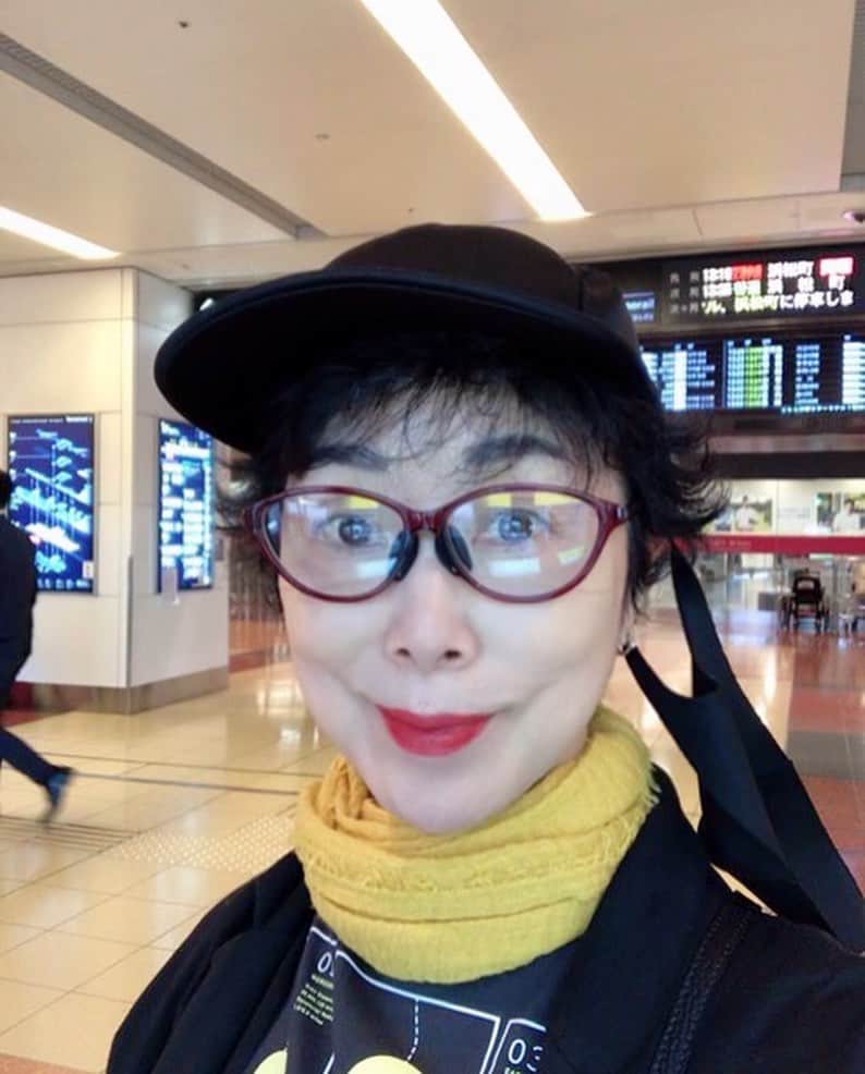 小川知子さんのインスタグラム写真 - (小川知子Instagram)「今日も暑いですね💦  帰省していたマネージャーをお迎えに羽田空港へ。  出迎えに嬉しそうな顔😊  手に持っているのは私の大好物のウニ、鬼エビ、そして中トロ。 函館の業者しか行かない市場で朝一番で買って来てくれました。  土産話に花が咲いた車中でした。　　  早速試食〜 うー美味しい❣️ ご馳走様でした🙏  #羽田空港第二ターミナル  #函館土産 #ウニ #鬼エビ #中トロ #お迎えに #小川知子」5月26日 16時41分 - tomoko_ogawa_