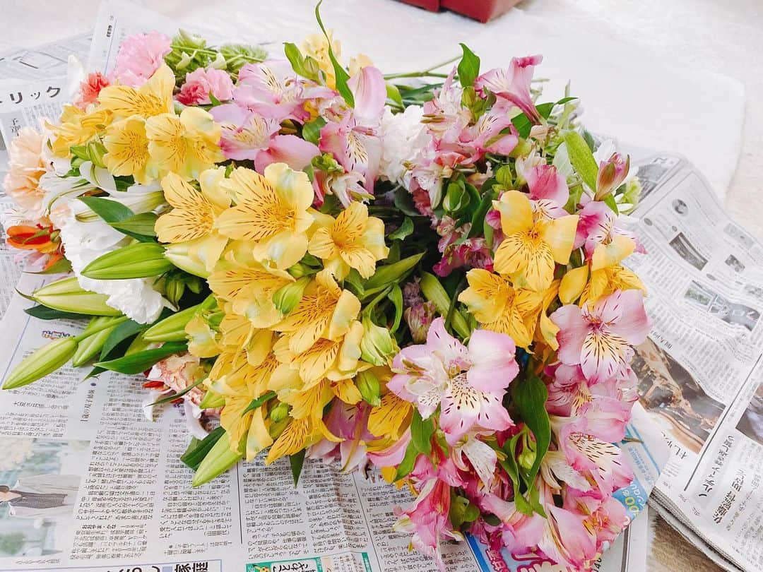 江川清音さんのインスタグラム写真 - (江川清音Instagram)「いただいたたくさんのお花💐 アレンジしました😌 ⁡ ひとつの花瓶では間に合わなくて 大小様々なサイズを4つも使ってしまった🤭 ⁡ 美しい花たち🌼  “ありがとう”の気持ちを込めて… ⁡ #フラワーアレンジメント #フラワーアーティスト #花束 #美しい花たち #たくさんの #ありがとう #🍀」5月26日 16時50分 - egawasayane