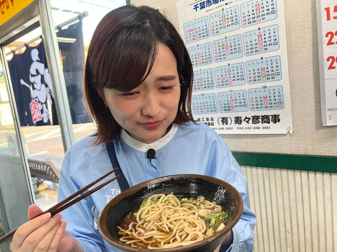 篠原梨菜さんのインスタグラム写真 - (篠原梨菜Instagram)「#朝5時の美味time 千葉市中央区 味元　末広店へ🥢 およそ40年間24時間営業を続ける立ち食い蕎麦のお店です。中には親子3世代で通うお客さんも！ 1番人気の春菊天そばを😋 カリッと揚がった春菊天は後味さっぱり！40年変わらぬ味わい。何時でも身体も心も温まるお店です😍 #早朝グルメ #thetime_tbs #立ち食いそば #味元末広店  #春菊天そば #春菊てんぷら  #千葉グルメ  #味元 #tbs」5月26日 17時08分 - shinorinatbs