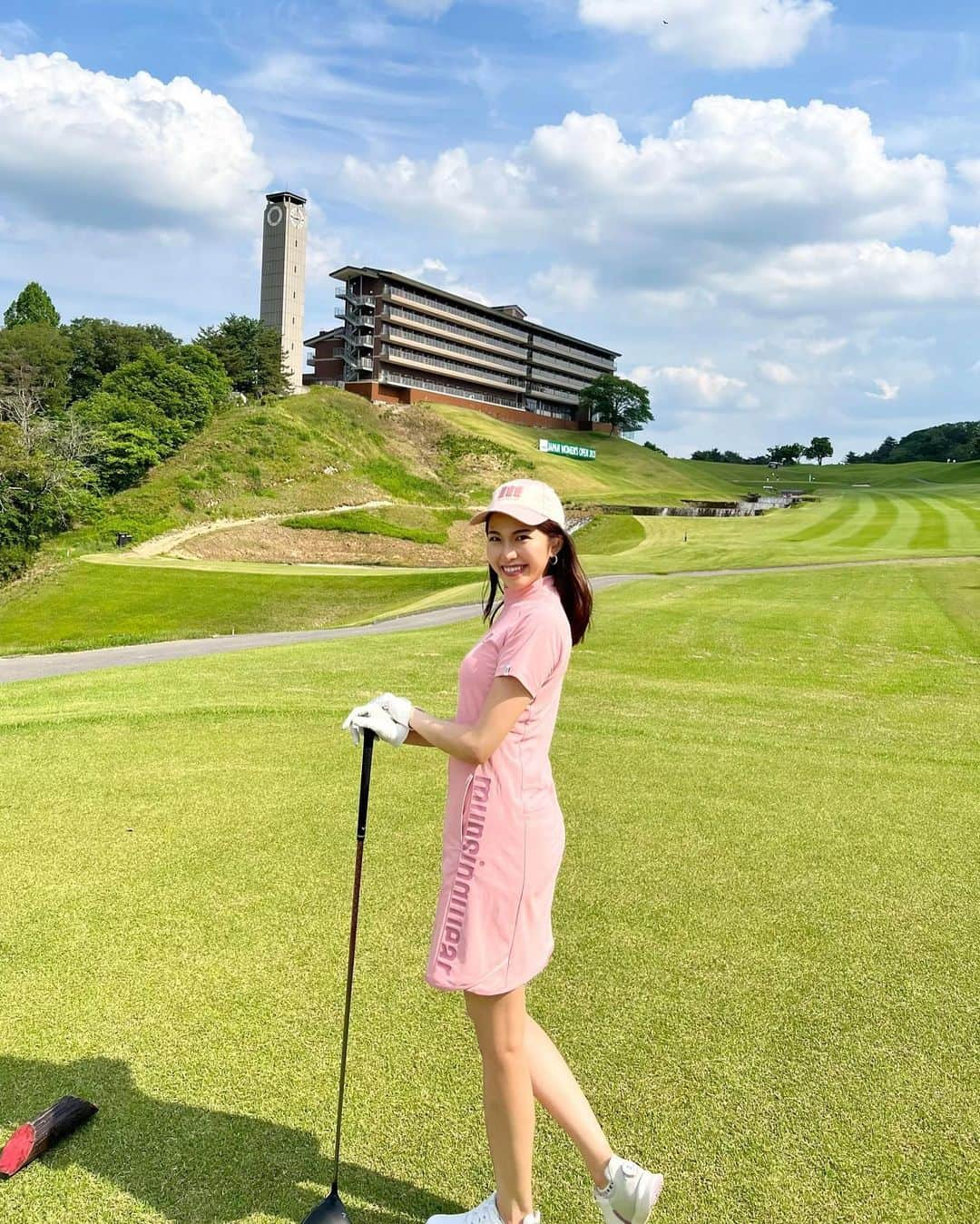 武田奈津美さんのインスタグラム写真 - (武田奈津美Instagram)「* @smilegolf2018 のイベントで 烏山城カントリークラブへ⛳✨ 2021年の日本女子オープン開催のコース🥰  井上誠一さんが手がけた全27ホールのコースで 今回は日本女子オープン時と同様に 二の丸と三の丸コースをまわりました✨  開放感のある美しいホールが多くて和むと共に 戦略性高くやはりグリーンは強敵でした🤣 素敵なコースをまわれて嬉しい☺️また投稿します♩ ご参加いただいた皆さまありがとうございました😚  #munsingwear #マンシングウェア #マンシングウェアブランド公式アンバサダー #ゴルフ #golf #ゴルフ女子 #ゴルフコーデ #footjoy #武田奈津美 #スマイルゴルフ #smilegolf #烏山城カントリークラブ #日本女子オープン」5月26日 18時51分 - _natsumitakeda_