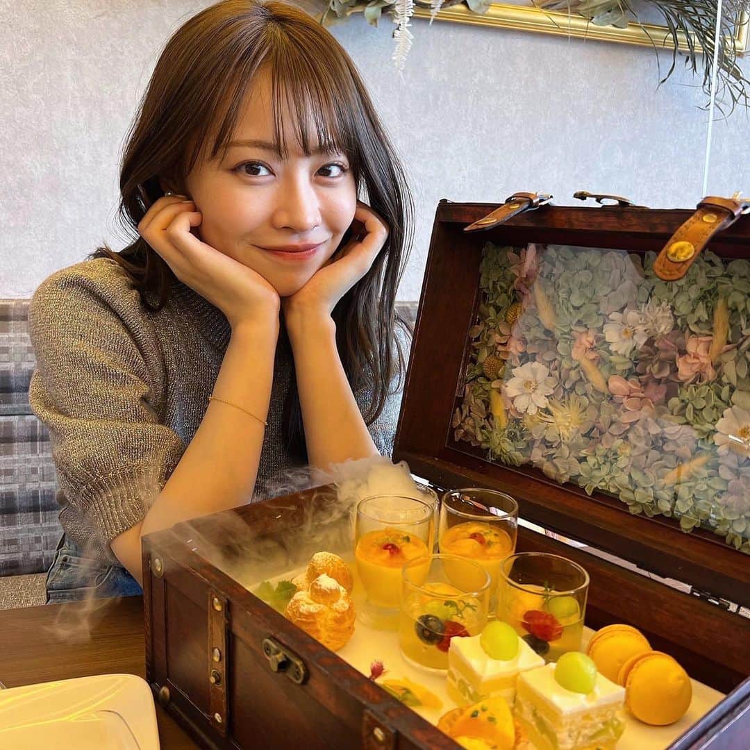 高木由梨奈さんのインスタグラム写真 - (高木由梨奈Instagram)「アフターヌーンティーした🫖 ケーキとかいろんな種類をミニサイズで食べられるの楽しいよね🍰💓  #アフターヌーンティー」5月26日 19時24分 - yurina_takagi