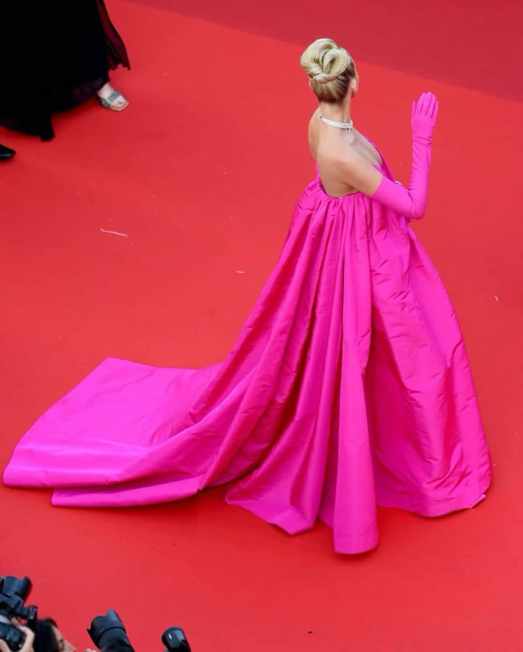 エルザ・ホスクさんのインスタグラム写真 - (エルザ・ホスクInstagram)「Always such an honor attending the Cannes film festival💕 wearing @maisonvalentino to the premiere of “Elvis” was a pinch me moment! The movie is AMAZING!! Thank you to the entire team ❤️ @daniellepriano on hair @hungvanngo on makeup @danixmichelle on styling ❤️」5月26日 19時28分 - hoskelsa