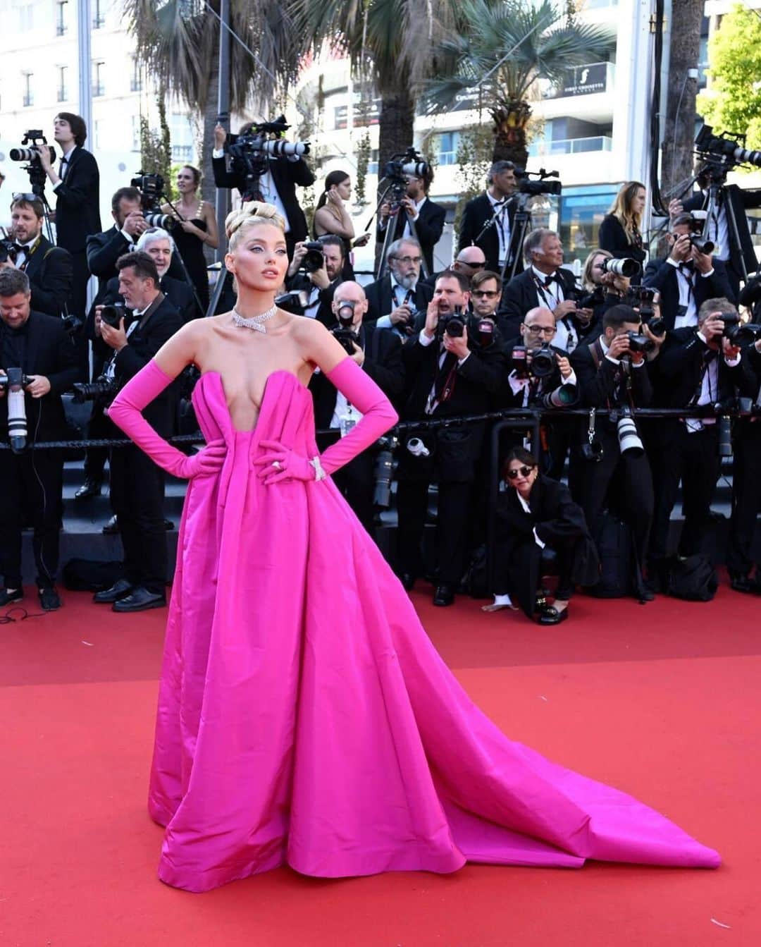 エルザ・ホスクさんのインスタグラム写真 - (エルザ・ホスクInstagram)「Always such an honor attending the Cannes film festival💕 wearing @maisonvalentino to the premiere of “Elvis” was a pinch me moment! The movie is AMAZING!! Thank you to the entire team ❤️ @daniellepriano on hair @hungvanngo on makeup @danixmichelle on styling ❤️」5月26日 19時28分 - hoskelsa