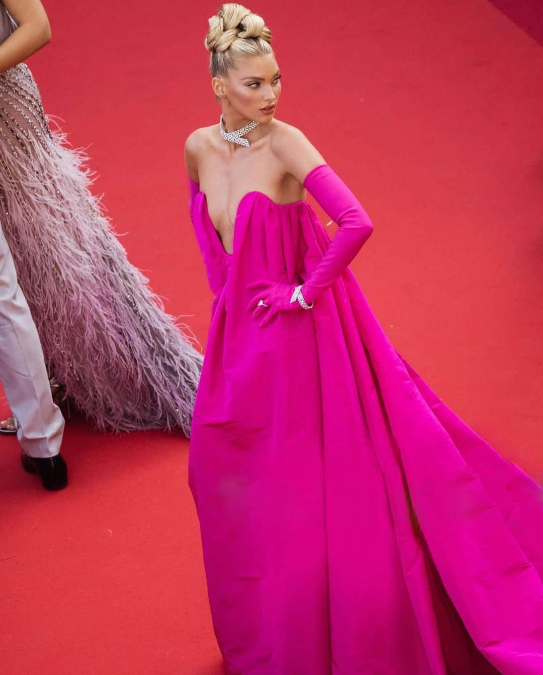 エルザ・ホスクさんのインスタグラム写真 - (エルザ・ホスクInstagram)「Always such an honor attending the Cannes film festival💕 wearing @maisonvalentino to the premiere of “Elvis” was a pinch me moment! The movie is AMAZING!! Thank you to the entire team ❤️ @daniellepriano on hair @hungvanngo on makeup @danixmichelle on styling ❤️」5月26日 19時28分 - hoskelsa