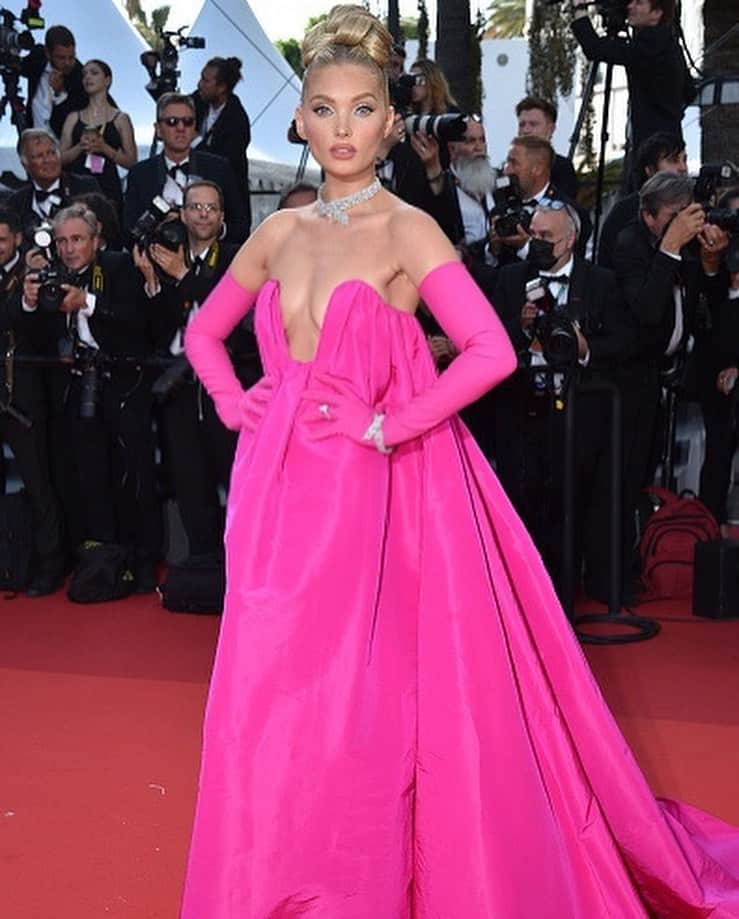 エルザ・ホスクさんのインスタグラム写真 - (エルザ・ホスクInstagram)「Always such an honor attending the Cannes film festival💕 wearing @maisonvalentino to the premiere of “Elvis” was a pinch me moment! The movie is AMAZING!! Thank you to the entire team ❤️ @daniellepriano on hair @hungvanngo on makeup @danixmichelle on styling ❤️」5月26日 19時28分 - hoskelsa