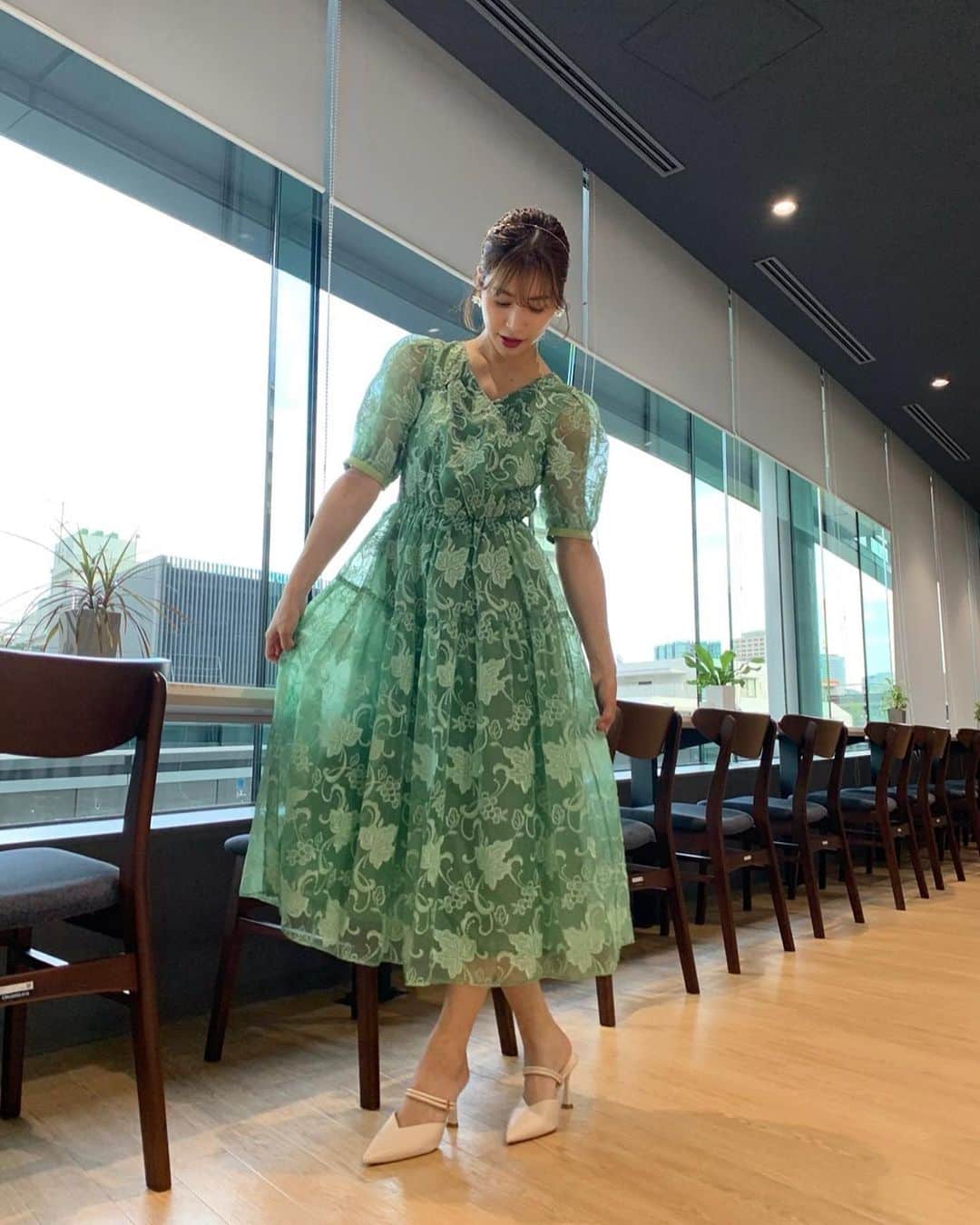 大島麻衣さんのインスタグラム写真 - (大島麻衣Instagram)「ボートレーススペシャルLIVE2日間ありがとうございましたっ😋 着用衣装👗 Green dress @adelly.tokyo @adelly_press   pants Style tops @_estella.k_」5月26日 19時50分 - maioshima911
