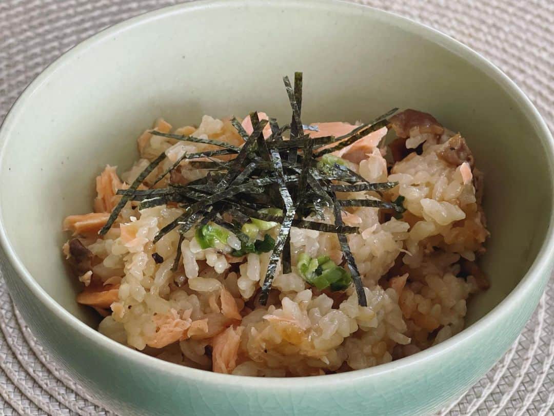 本田朋子さんのインスタグラム写真 - (本田朋子Instagram)「『ぐんまのきのこ　簡単レシピ』 なめこと鮭の洋風炊き込みご飯の調理過程はこちら。 調理と言えないほど簡単！ 仕上げに大人は粗挽きの黒胡椒を…お子様には刻み海苔がオススメです。  レシピはこちらからご覧頂けます。  http://www.jagunma.net/kinoko/recipe.html  #JA全農ぐんま #群馬県産きのこ #ぐんまのきのこ #簡単レシピ  #炊き込みご飯 #本田朋子のweekly献立」5月26日 20時21分 - tomoko_honda_official_phonics