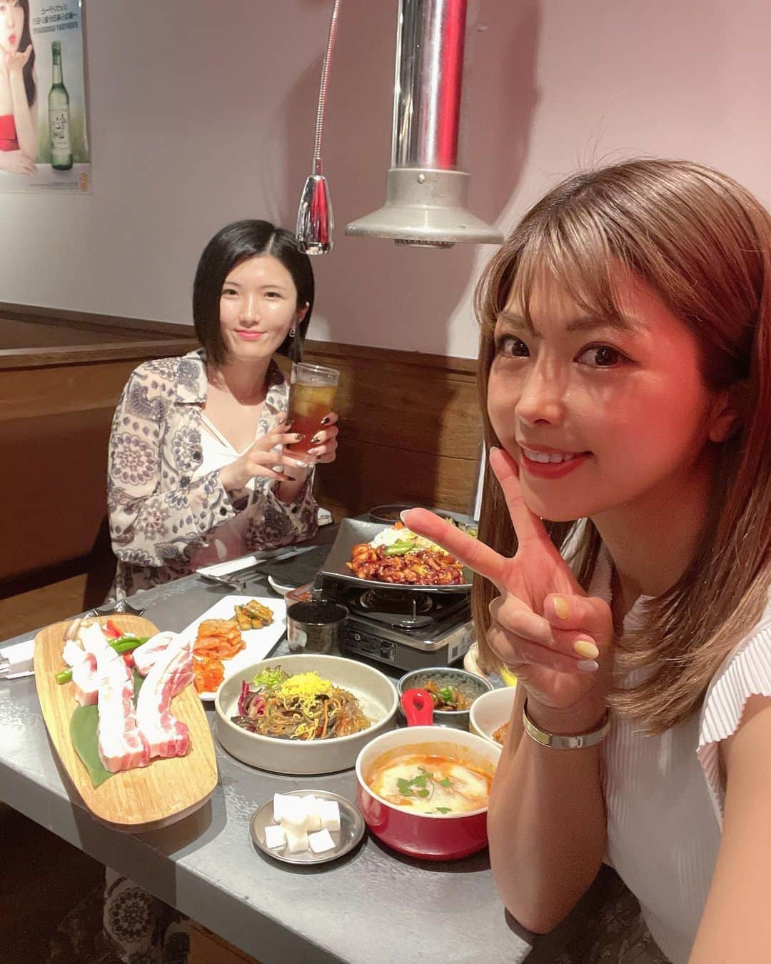 あおい夏海さんのインスタグラム写真 - (あおい夏海Instagram)「乾杯こんばんはーー！！韓国料理大好きなつみんです！ 昨日は大阪なんば駅すぐにある 『韓国食堂KOMA』さんでインスタLIVE生配信！！ 見ていただいた皆さんありがとうございます！！ たくさんコメントもありがとうございます💓 スペシャルゲストはフットゴルフ仲間のすみれちゃんでしたー🍒 @sumire.maeda  久しぶりに会えて嬉しかったーー🥰  ここ韓国食堂KOMAさん @koma_korean さんは、 5/19にオープンしたばかりの韓国料理と焼肉が食べれるお店です❤️  KOMAで韓国料理が有名な奈良市にあるゴルフ場 "KOMAカントリークラブ"がプロデュースする韓国料理のお店だそうです！ 6月初旬よりテイクアウト、イートインコーナーを開始予定で、手軽に本場の韓国料理が食べれちゃいます🥰✌️  おすすめ料理はサムギョプサルですが 私は辛いのも大好きなので、 このお店で一番辛いナッチポックというタコの甘辛炒めを通常の5倍の辛さにして出して貰いました❤️ 『ナッチポックあおいスペシャルで！』 と頼んでもらえると、特別に裏メニューで激辛出して貰えますので、辛いの好きな方はぜひ頼んでみてください❤️  お店の中もK-popが流れてるし、お酒もマッコリやチャミソルがたくさんあったよー🎵  大阪行った時はここに毎回食べに行くぞーー‼️‼️  大阪のみなさん、 関西のみなさん、 ぜひ韓国食堂KOMA @koma_korean  行ってみてねーー！😆😆😆✨  お店の情報載せておきます☺️ 🌸韓国食堂KOMA🌸 大阪府中央区難波1-8-7 06-6213-2986 各線なんば駅すぐ open  17:00〜   #韓国食堂koma  #韓国料理 #大阪グルメ  #大阪韓国料理  #なんば駅  #なんばグルメ  #サムギョプサル  #韓国焼肉  #焼肉屋  #大阪焼肉  #乾杯燒肉  #ビール女子  #あおい夏海 #大阪居酒屋  #女子会 #韓国料理屋  #韓国料理大好き」5月26日 20時22分 - natsumi.aoi