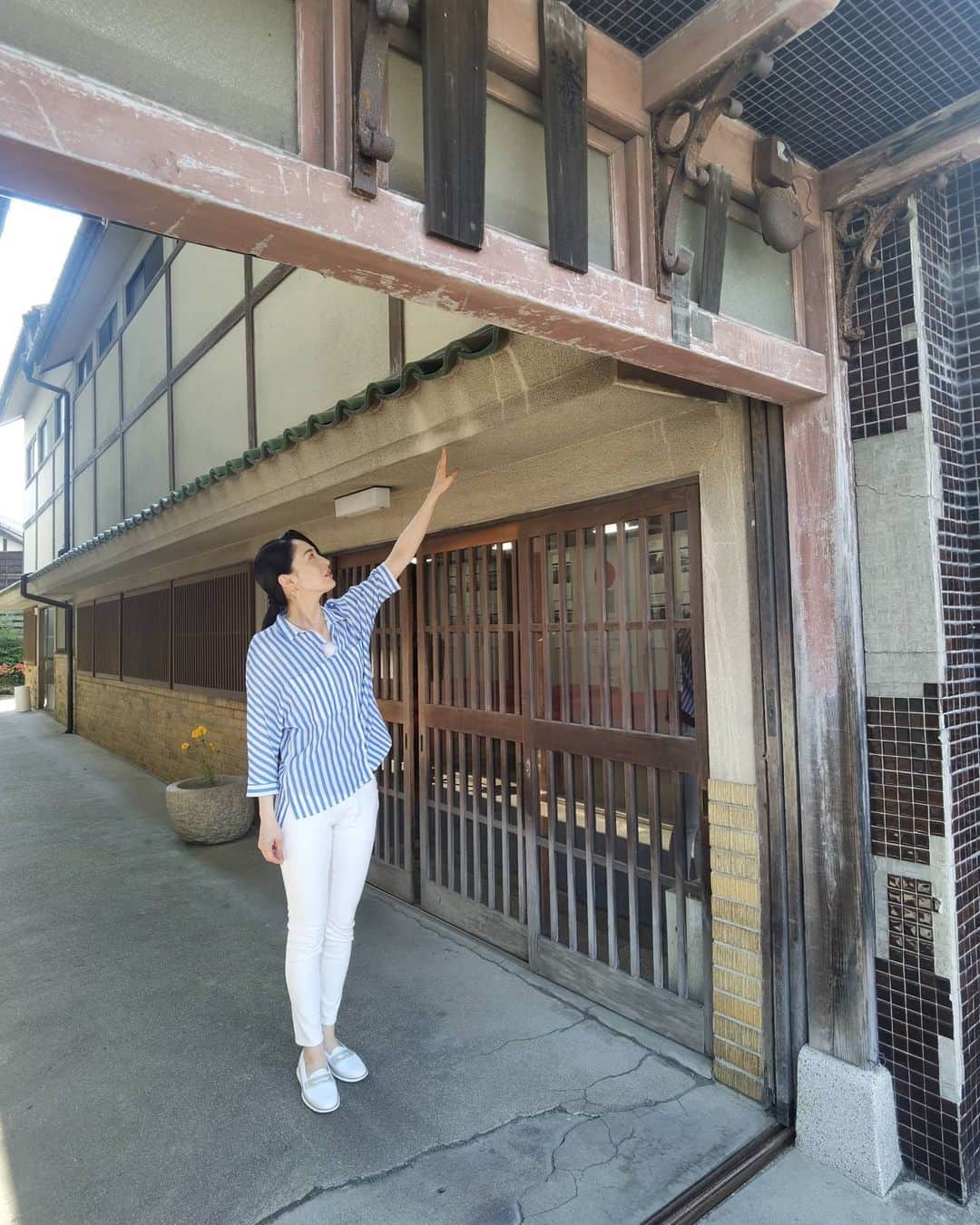 吉松育美さんのインスタグラム写真 - (吉松育美Instagram)「I feel so tall in a traditional Japanese house. 😂 #kyushu is rich with culture and history.   👏👏👏 .  素敵な歴史ある日本家屋でパシャリ📸 . なんだか巨人になった気分になりますね🤣💦 . . . #佐賀県 #日本家屋 #歴史 #Japanesehouse #historicalhouse #traditionalhouse #ogi #japan #saga」5月26日 21時02分 - ikumiyoshimatsu