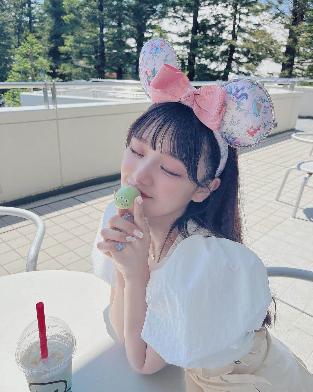 古澤里紗さんのインスタグラム写真 - (古澤里紗Instagram)「また、こいつとᐡ ̳ᴗ ̫ ᴗ ̳ᐡ🎶 . . . ちょっと美容事情...🤍 . . 今月もユンさんとこで パリジェンヌしてもらって目ぱちぱち嬉しいーーー^ᴗ.ᴗ^♪ . . 髪の毛暗くなったの 気づいた人いてるーーーーー？  エクもつけ直したーーー . 今月も可愛く生きる . . . #ディズニー #ディズニーランド  #フレンチガーリー」5月26日 21時12分 - fuuuuu_ri