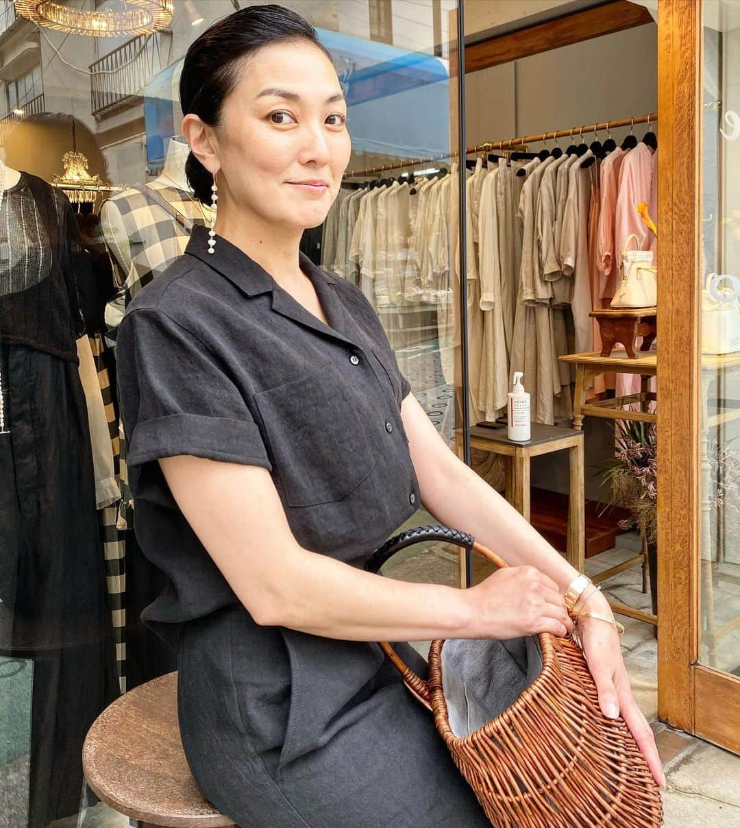 板谷由夏 さんのインスタグラム写真 - (板谷由夏 Instagram)「初夏の風が気持ち良い午後でした。 仕事帰りに友人のお店へ。 行くと必ず在る店、居る人って 東京タワーのようで安心感がある。 それは転校生だったわたしの憧れでもある。 お店ってそうあってほしい。 @mihoko_sakai のパールのピアスで シンメ　@sinmedenim のリネン上下が少し 香港マダムみたいになった笑 飲茶？ご一緒に？」5月26日 21時17分 - yukaitaya