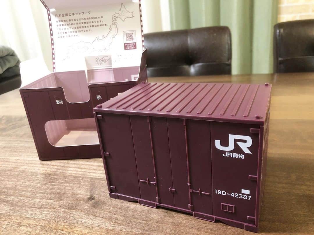 がっちゃんさんのインスタグラム写真 - (がっちゃんInstagram)「JR貨物コンテナ弁当 神戸のすきやき編🍱  がっちゃんによるとめっちゃ美味しかったらしい👍✨ 写真見ただけで美味しいって分かる٩(๑❛ᴗ❛๑)۶  空き容器＝コンテナを持って帰ってきてくれたから色々活用したい💕  この駅弁作ってる淡路屋さんは、ひっぱりだこ飯の駅弁屋さんなんだけど、オンラインショップ見たら、ひっぱりだこ飯の蓋売ってた！欲しい‼︎ 蓋があると活躍の場が無限に広がるよね✨  #駅弁 #すき焼き #jr貨物 #電車 #bento #train #lunchbox #sukiyaki #がっちゃん #がっちゃんねる」5月26日 22時41分 - gacchannel