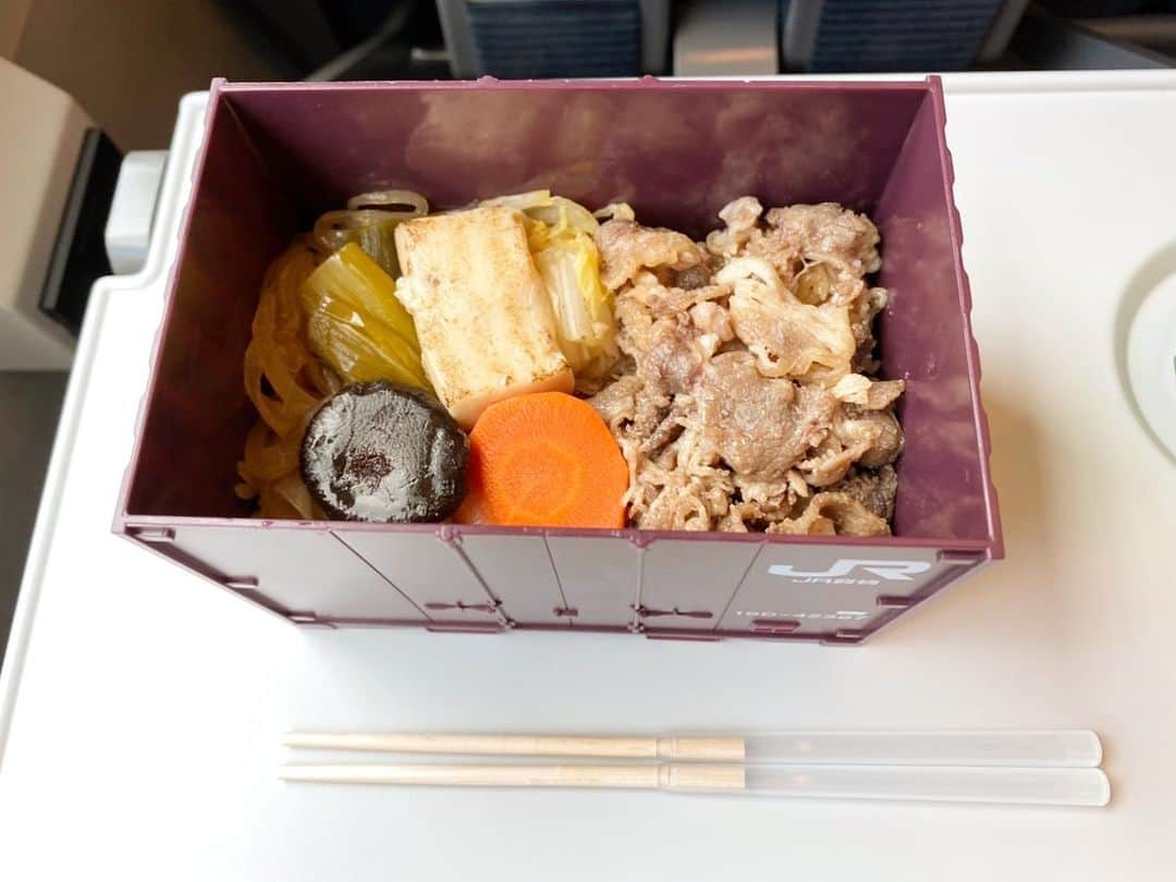 がっちゃんさんのインスタグラム写真 - (がっちゃんInstagram)「JR貨物コンテナ弁当 神戸のすきやき編🍱  がっちゃんによるとめっちゃ美味しかったらしい👍✨ 写真見ただけで美味しいって分かる٩(๑❛ᴗ❛๑)۶  空き容器＝コンテナを持って帰ってきてくれたから色々活用したい💕  この駅弁作ってる淡路屋さんは、ひっぱりだこ飯の駅弁屋さんなんだけど、オンラインショップ見たら、ひっぱりだこ飯の蓋売ってた！欲しい‼︎ 蓋があると活躍の場が無限に広がるよね✨  #駅弁 #すき焼き #jr貨物 #電車 #bento #train #lunchbox #sukiyaki #がっちゃん #がっちゃんねる」5月26日 22時41分 - gacchannel