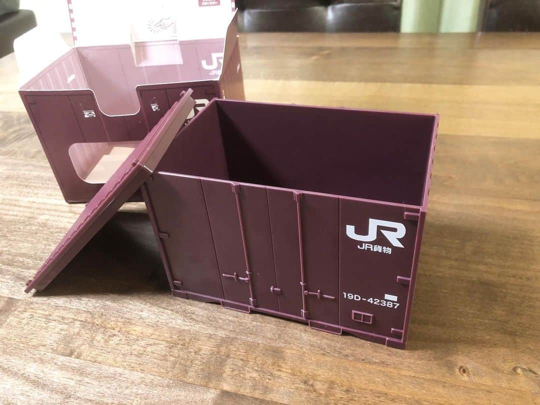 がっちゃんさんのインスタグラム写真 - (がっちゃんInstagram)「JR貨物コンテナ弁当 神戸のすきやき編🍱  がっちゃんによるとめっちゃ美味しかったらしい👍✨ 写真見ただけで美味しいって分かる٩(๑❛ᴗ❛๑)۶  空き容器＝コンテナを持って帰ってきてくれたから色々活用したい💕  この駅弁作ってる淡路屋さんは、ひっぱりだこ飯の駅弁屋さんなんだけど、オンラインショップ見たら、ひっぱりだこ飯の蓋売ってた！欲しい‼︎ 蓋があると活躍の場が無限に広がるよね✨  #駅弁 #すき焼き #jr貨物 #電車 #bento #train #lunchbox #sukiyaki #がっちゃん #がっちゃんねる」5月26日 22時41分 - gacchannel