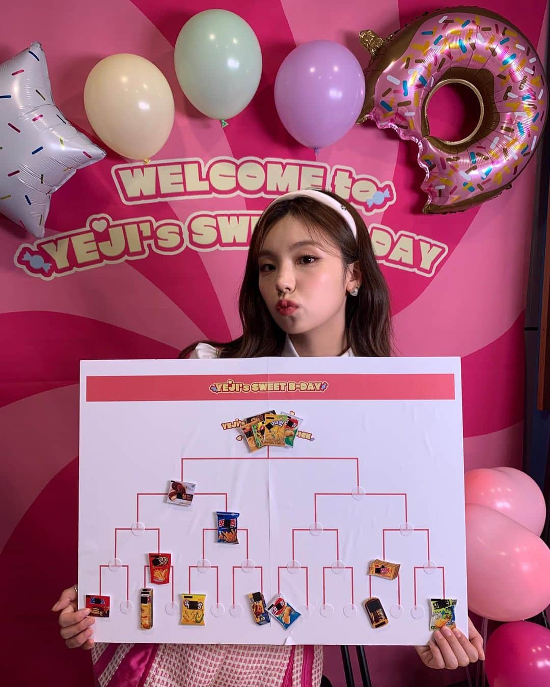 ITZYさんのインスタグラム写真 - (ITZYInstagram)「🎂YEJI’s Sweet B-DAY🎂  #ITZY #MIDZY #스윗리틀키티_예지야_생일축하해 #HappyYejiDay #SecretWeaponYEJIDay #예지 #YEJI」5月26日 23時14分 - itzy.all.in.us