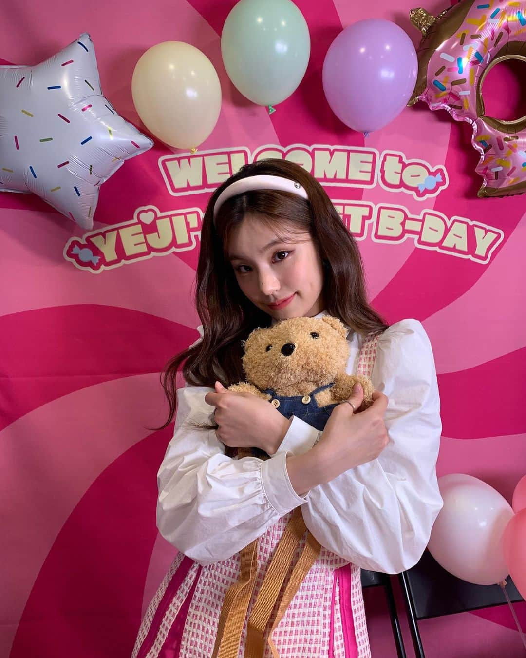 ITZYさんのインスタグラム写真 - (ITZYInstagram)「🎂YEJI’s Sweet B-DAY🎂  #ITZY #MIDZY #스윗리틀키티_예지야_생일축하해 #HappyYejiDay #SecretWeaponYEJIDay #예지 #YEJI」5月26日 23時14分 - itzy.all.in.us