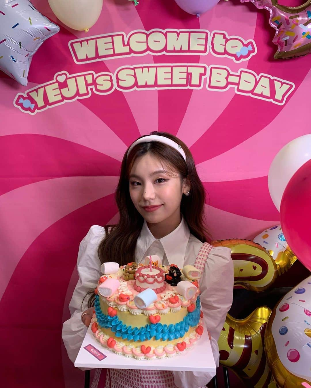 ITZYさんのインスタグラム写真 - (ITZYInstagram)「🎂YEJI’s Sweet B-DAY🎂  #ITZY #MIDZY #스윗리틀키티_예지야_생일축하해 #HappyYejiDay #SecretWeaponYEJIDay #예지 #YEJI」5月26日 23時14分 - itzy.all.in.us