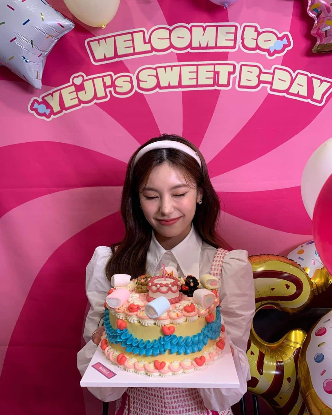 ITZYさんのインスタグラム写真 - (ITZYInstagram)「🎂YEJI’s Sweet B-DAY🎂  #ITZY #MIDZY #스윗리틀키티_예지야_생일축하해 #HappyYejiDay #SecretWeaponYEJIDay #예지 #YEJI」5月26日 23時14分 - itzy.all.in.us