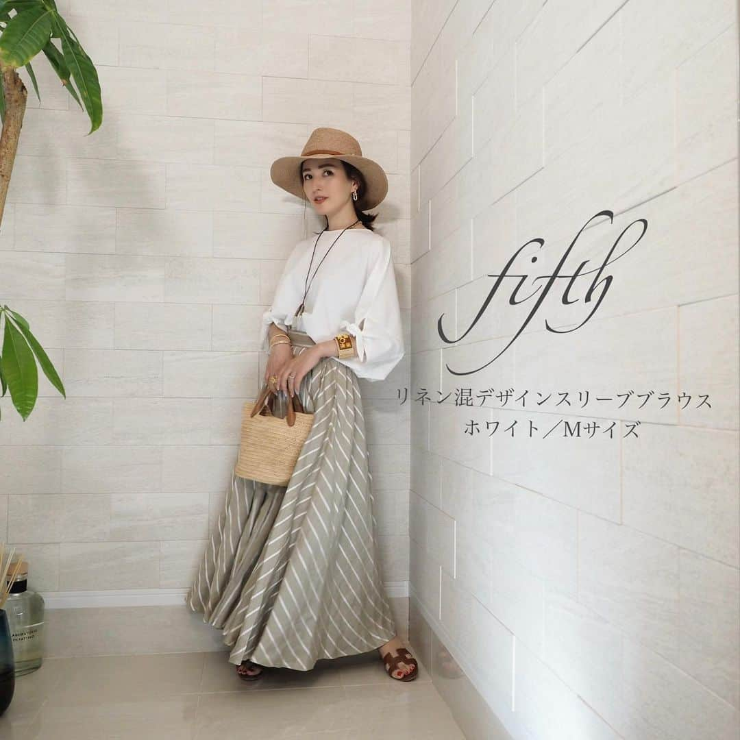 星玲奈さんのインスタグラム写真 - (星玲奈Instagram)「本日発売の @fifth_store さんにて レコメンドさせていただいたお洋服5点！ 先程インスタライブでもご紹介させていただきました😊アーカイブよりご覧いただけますので、よろしければそちらもご覧ください🙌🏻 こちらでは、さらに別の着こなしをしてみました😊 ライブをご覧になっていただいた方限定のお得なクーポンが発行されていますので、ぜひこの機会に😍  page1.2 @editsheen_store  #フレアスリーブカットソー	 　 page3.4 @fifth_store  #プリーツシフォンブラウス	 　 page5.6 @fifth_store  #ウエストギャザーシャツブラウス  page7.8 @fifth_store  #リネン混デザインスリーブブラウス  page9.10 @fifth_store  #ノースリシャツワンピース  #fifth#フィフス#fifthtl#editsheen#エディットシーン」5月26日 23時17分 - reinahoshi1015