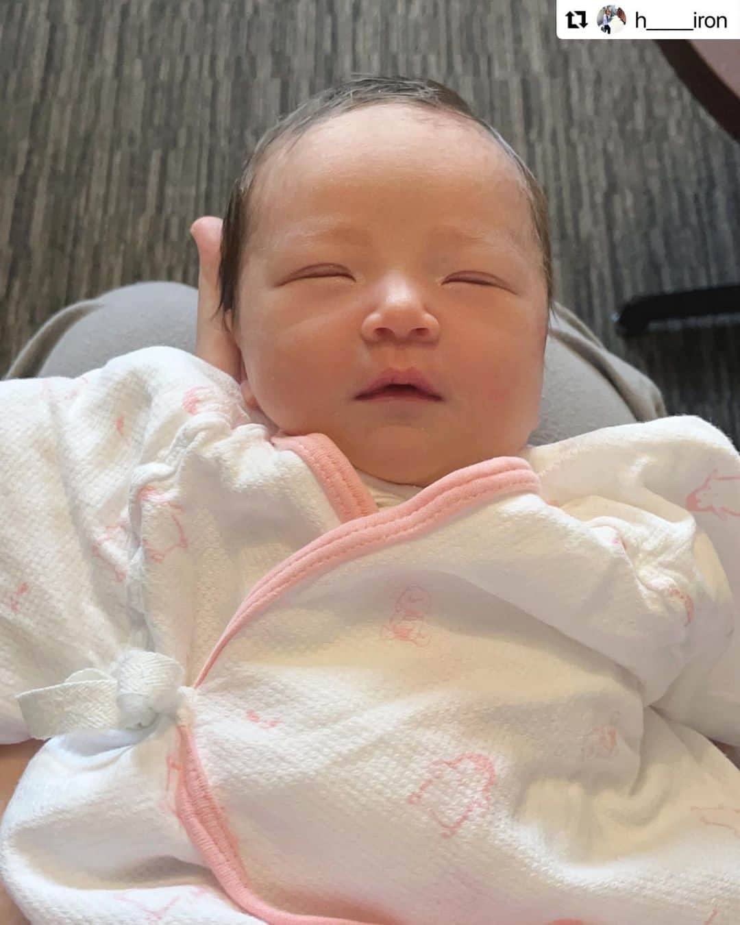田中杏子さんのインスタグラム写真 - (田中杏子Instagram)「新しい家族、初の姪っ子ちゃんが誕生しました。おめでとう🎈🎉㊗️🎉🎊  成人した甥っ子2人と新生児の姪っ子。娘に新しい従姉妹ができて、家族が増えたね。 嬉しいなぁー㊗️㊗️㊗️㊗️  #akotanaka #かぞくがふえたよ」5月27日 1時00分 - akoakotanaka