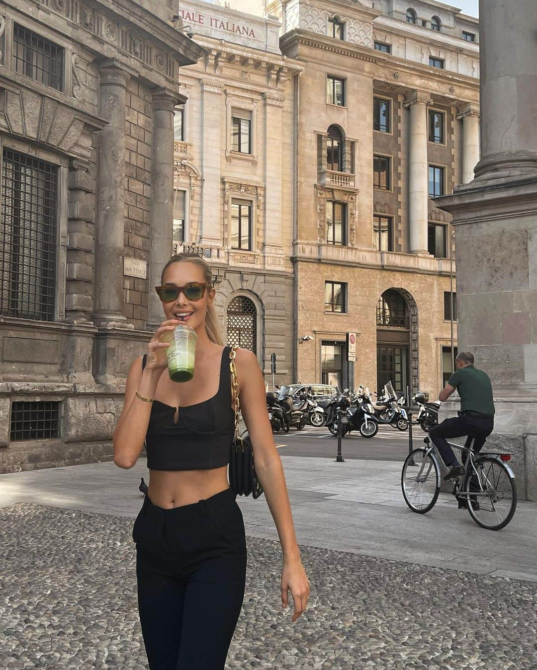 ヴィクトリア・ヴァルガさんのインスタグラム写真 - (ヴィクトリア・ヴァルガInstagram)「A green smoothie and my bestie by my side, couldn’t ask for more💚」5月27日 1時22分 - vikyvarga