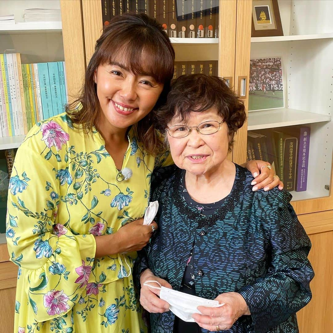 田中律子さんのインスタグラム写真 - (田中律子Instagram)「堀越高校芸能コース担任の北村先生🤩31年前の写真と今😭  北村先生がいたから、高校卒業出来たし、いつも律子大丈夫か⁉️って聞いてくれて、何かあればいつでも相談しなさいって心配してくれて、撮影終わってからまた夕方から学校行って勉強したり、雑巾縫ったり、色々やったなぁ〜🥹この当時、学業とアイドルを両立出来たのも北村先生のおかげ💛  ホントに会えて良かった✨ 北村先生、ありがとうございました😍あの頃が蘇って感情が込み上げすぎて律子大号泣でした😭  #堀越高校  #芸能コース  #91年卒業  #卒業アルバム  #北村先生  #31年前  #高校時代」5月27日 8時42分 - ri2kotanaka