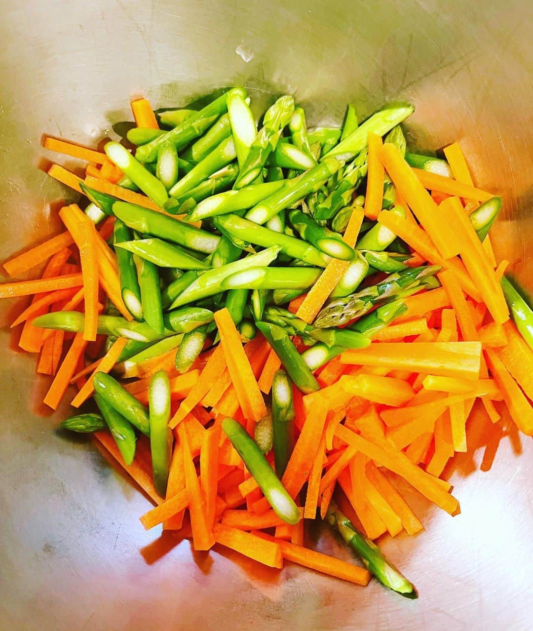 神田うのさんのインスタグラム写真 - (神田うのInstagram)「Whitebait , carrot and asparagus tempura.✨  おジャコと人参🥕とミニアスパラガスのミニかき揚げ、娘💕も大好きなジャコ天✨ もちろん私も大好きです❤️  今度お弁当用の海老天も作らないと🏃‍♀️💦  工場長より🤣💕  #makingtempura#天ぷら作り#ジャコ天#ミニかき揚げ#おジャコとお野菜の天ぷら#おジャコの天ぷら#おジャコ#人参#アスパラガス#ミニアスパラ#母親業務#楽しんでやろう#喜ぶ顔が見たい#神田うの#unokanda」5月27日 10時36分 - unokandaofficial