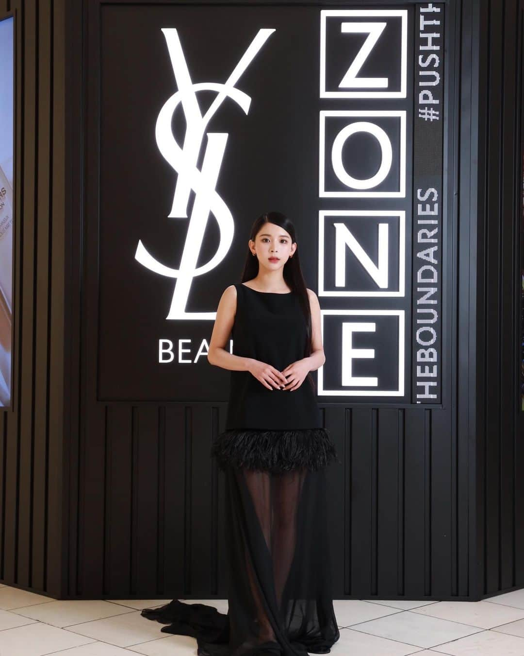 ミチさんのインスタグラム写真 - (ミチInstagram)「YSLBEAUTY ZONE Isetan Shinjuku The Stage Exclusive session 遊びにいってきました🤍  私もとても大好きなオールアワーズ リキッドが堪能できる空間でした🌟カバー力とスキンケアが両立できるのはもちろん限定のピンクのクッションは見た目も気分があがりました🌸 ぜひチェックしてくださいね  @yslbeauty  #PUSHTHEBOUNDARIES  #YSLBEAUTYZONE#オールアワーズリキッド  ※撮影時のみ特別にマスクを外しております。」5月27日 12時48分 - mi0306chi