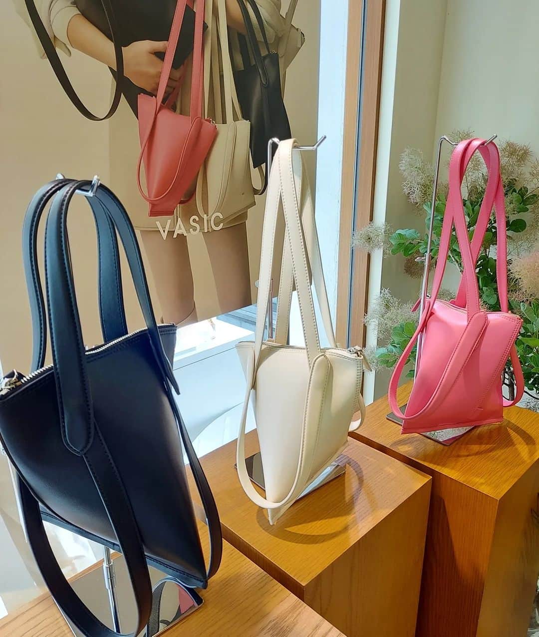 佐藤純さんのインスタグラム写真 - (佐藤純Instagram)「ナオちゃんとVASIC👜2022AW展示会へ  @vasic_japan   @nao_nao310   VASICのバッグが大好きすぎて、展示会が楽しみ。  1枚目の新作のコロンとしたバッグに一目惚れ😍  4枚目の三角のバッグも可愛かったな💕  ちなみに、このバッグショルダーにもできちゃうの(写真5枚目)  あまりにバッグが可愛くて、マーシーと新作バッグを持って外で撮影してみた😁  @ponpon_marcy  可愛いのがたくさんで、迷ったけど、やっぱり一目惚れだった一枚目のブラウンにしたよ👜  あー💕届くのが楽しみすぎる。  #vasic #バジック #bag #展示会 #ママ #ママモデル #モデル #mama #mamamodel #model」5月27日 13時46分 - junsatoidea