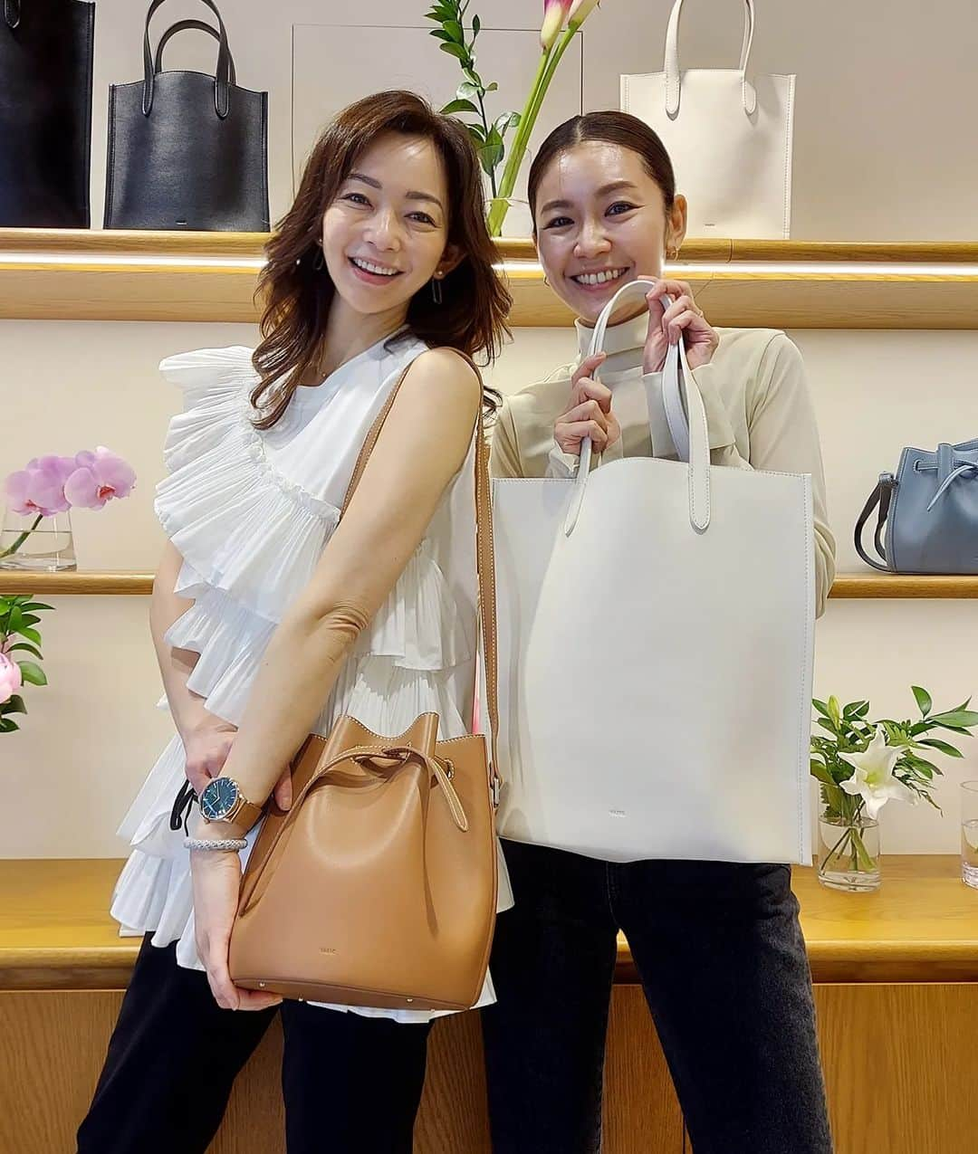 佐藤純さんのインスタグラム写真 - (佐藤純Instagram)「ナオちゃんとVASIC👜2022AW展示会へ  @vasic_japan   @nao_nao310   VASICのバッグが大好きすぎて、展示会が楽しみ。  1枚目の新作のコロンとしたバッグに一目惚れ😍  4枚目の三角のバッグも可愛かったな💕  ちなみに、このバッグショルダーにもできちゃうの(写真5枚目)  あまりにバッグが可愛くて、マーシーと新作バッグを持って外で撮影してみた😁  @ponpon_marcy  可愛いのがたくさんで、迷ったけど、やっぱり一目惚れだった一枚目のブラウンにしたよ👜  あー💕届くのが楽しみすぎる。  #vasic #バジック #bag #展示会 #ママ #ママモデル #モデル #mama #mamamodel #model」5月27日 13時46分 - junsatoidea