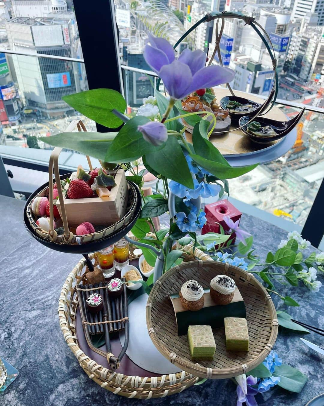 あやか（石山彩花）さんのインスタグラム写真 - (あやか（石山彩花）Instagram)「Afternoon tea❤️ @celavitokyo   今回も素敵なお料理とロケーションでした！天気がよくテラスでアフタヌーンティーできてよかった♡ オススメです。  まきとたくさん喋れてよかった🥰  #celavitokyo #afternoontea」5月27日 13時48分 - ayakateen821