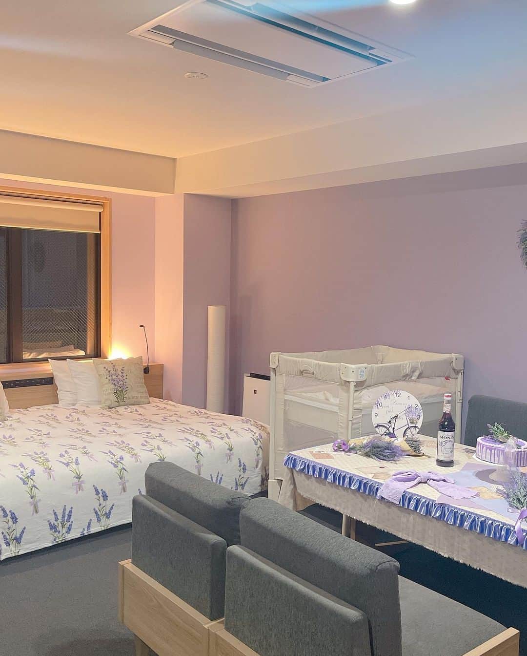 浜田翔子さんのインスタグラム写真 - (浜田翔子Instagram)「MIMARU様よりご案内頂き、 5月26日〜期間限定の 佐藤すみれさん　@sumiresato_official とコラボの "lavender room(ラベンダールーム) に宿泊してきました💟  ⚫︎MIMARU東京 日本橋水天宮前 🔍"MIMARU ラベンダールーム"で検索するとプランが出てきます✨  ベビーベッドも準備していただきました。 よく寝てた🥰  キッチンがあるお部屋なので ミルクも作りやすいし🍼 洗い物もしやすかったので、クッキングペーパーもあって大助かり！  長期滞在にもいいなぁってくらい 居心地よくて、 ラベンダーのボディソープとシャンプーとかの香りが癒されました💟  是非家族でも楽しめるお部屋なので おすすめです🥰 2段ベッド🪜とかもう少し大きくなると楽しいだろうな〜🧸✨  #mimaruhotels #ラベンダールーム #ホテル女子会 #mimaru東京日本橋水天宮前 @mimaruhotels」5月27日 14時15分 - shoko_hamada