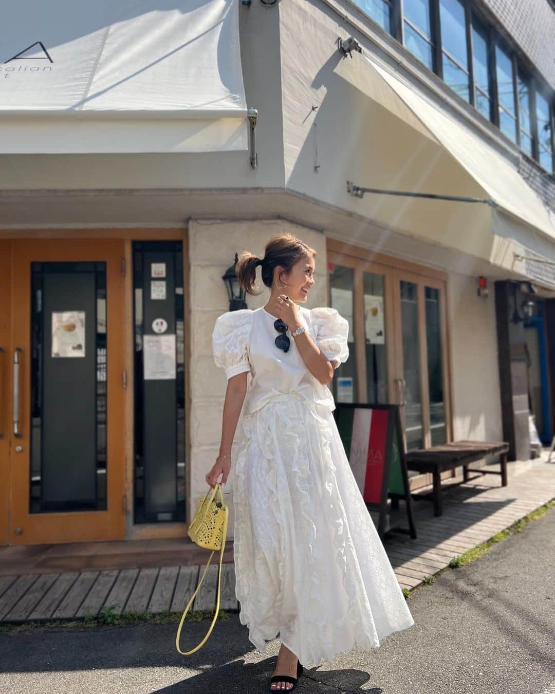 Risako Yamamotoさんのインスタグラム写真 - (Risako YamamotoInstagram)「🤍🤍🤍  目瞑ったらハワイにいるみたいな気候🥹🌴☀️ 今日みたいな日は白を着たくなるー🤍  #ootd #fashion #coordinate #outfit #sunnyday #rosymonster #alaia #jmdavidson #gianvittorossi」5月27日 16時23分 - risako_yamamoto