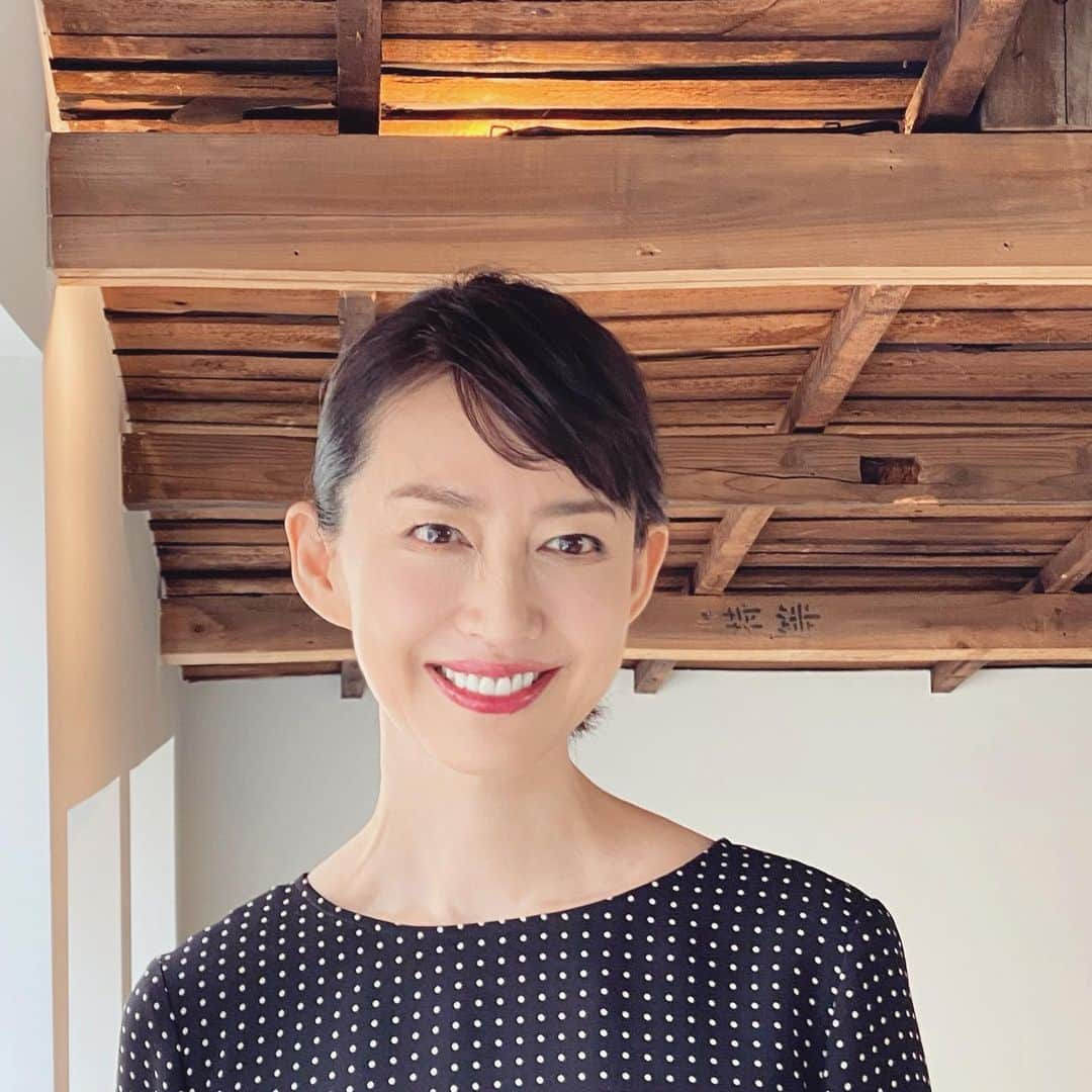 森口瑤子さんのインスタグラム写真 - (森口瑤子Instagram)「. . 本日の一枚。 (2枚) 雨があがって気持ちいい。 .  #雨の日の撮影  #ワコール  #lovebody   #セットアップはワコールさんのもの  #凄いヘビロテ」5月27日 17時17分 - yokomoriguchi_official