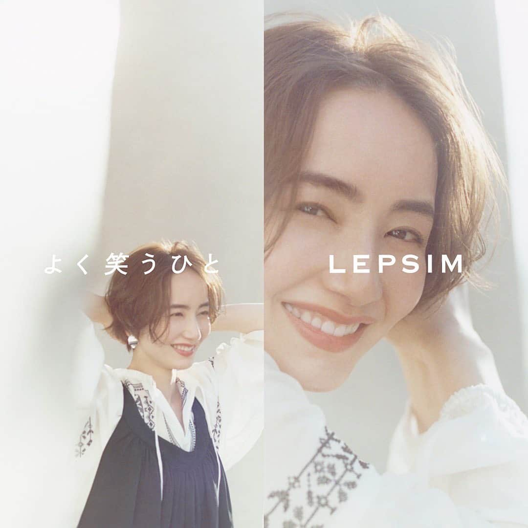 辻元舞さんのインスタグラム写真 - (辻元舞Instagram)「. LEPSIMの2022  SUMMER COLLECTION 「よく笑うひと」キャンペーンのモデルをさせていただいています✨ 「太陽よりも、まぶしい笑顔で。」のキャッチコピーに私を選んでいただいたことが嬉しいです😚  #かろやかにいこう With Mai Tsujimoto では あちゃーな瞬間を「まぁいっか！」と軽やかに過ごす6本のムービーも公開しています🎬 キャンペーンサイトや @lepsim_official アカウントで是非チェックしてみてください♡  #lepsim#レプシィム」5月27日 17時51分 - mai_tsujimoto