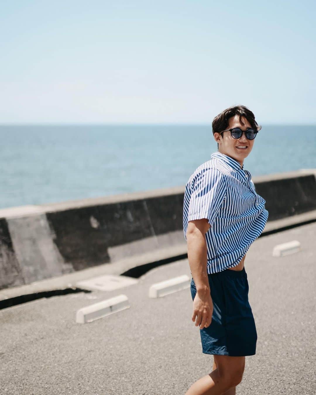 荒井陸さんのインスタグラム写真 - (荒井陸Instagram)「Looking at the sea makes my heart feel calm🌊  #Japan #yuigahama #enoshima #relaxtime #shonan  #湘南カフェ #由比ヶ浜 #江ノ島」5月27日 18時13分 - a2desu