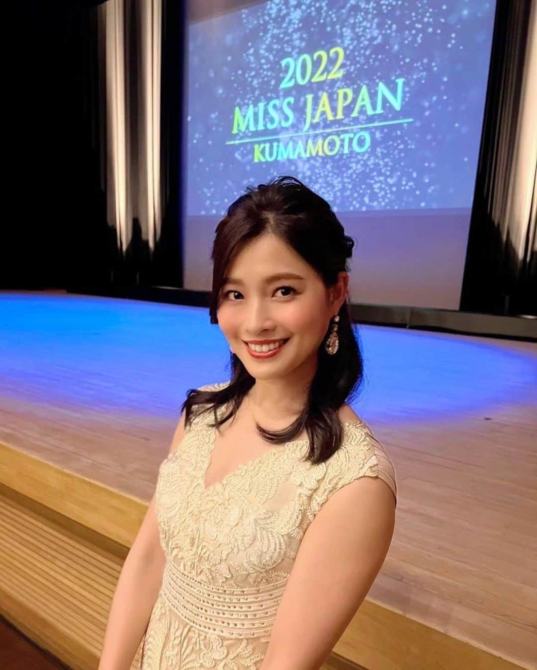 土屋炎伽さんのインスタグラム写真 - (土屋炎伽Instagram)「✴︎ MISS JAPAN 熊本大会 審査員を務めさせていただきました😌👑  とてもありがたいことに、大切な場の審査員として お声をかけて頂く機会も少なくないのですが、 そのたびに『点数をつける』ことの難しさを痛感します。 今回もファイナリストそれぞれが個性を存分に発揮する 素晴らしい姿に、パワーをもらいました🌈  多くの人の前で自分を表現しようとする人は 得てして元々自信がある人だと思われがちですが、 自分の経験も含めて考えると、 意外とそうではないかもしれません。 「どうしても自分を変えたい！」と覚悟を決めるまで 幾度も葛藤や逡巡を経た上で、 勇気をもって応募しているケースが多いように感じます。 今回のファイナリストたちの姿にも当時の自分が重なり、 悩んだまま何もしないより 一歩を踏み出すかどうかが大切なのだと 改めて実感しました。 その気持ちをこれからも大切にしたいと思います🍀 . そして、出場なさった皆様の更なる御活躍を 心から祈っております😌💎  . #missjapan #missjapan2022  #ミスジャパン #ミスコンテスト #ミスコン」5月27日 18時40分 - honoka.t8