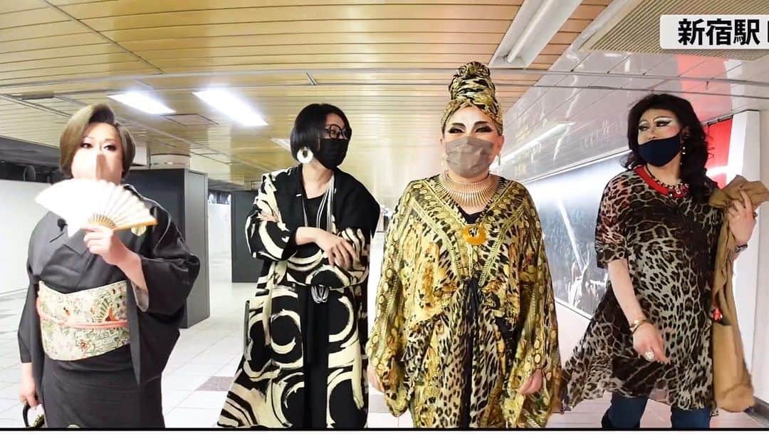 ミッツ・マングローブさんのインスタグラム写真 - (ミッツ・マングローブInstagram)「新宿駅  新宿区民の女装がひたすら新宿駅で迷いまくる動画。  YouTube「女装産業ビューロー」とご検索ください。  #バビ江ノビッチ @babienobitch  #肉乃小路ニクヨ @nikunokouji294  #ダイアナエクストラバガンザ @diana_extravaganza  #女装産業ビューロー」5月27日 19時25分 - mitz_mangrove