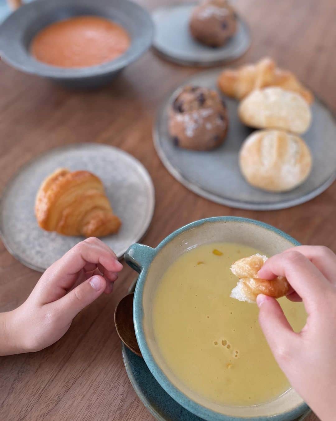 原田沙奈子さんのインスタグラム写真 - (原田沙奈子Instagram)「焼きたてのパンと美味しいスープがあれば幸せ。 焼きたてパンのあの香りはとんでもなく贅沢で、日常的に自宅で…なんて到底叶わない夢だと思っていたんだけど。  その夢を叶えてくれるのがPan&の『選べる定期便』定期スターターセット。 ７種類のパンと2種のスープが冷凍で入っていて、どれも本格的で風味も抜群。  アマネが相当気に入って、お腹空くと「あのパン食べたい」って言うから。笑 冷凍庫からスッと出して、オーブンでサッと焼いて、テーブルにピャッと出したら、もう♡  こんなに手軽に焼きたてパンが食べられるなんて本当に嬉しい。涙  ちなみに、クロワッサンはまわりがサクサクなのに中は程よくしっとりで我が家で大人気🥐 スープにつけながら食べるの最高。  @stylebread1923  ーーー 公式オンラインサイトにて販売（https://pand.jp/） 【商品名】：くらし応援！定期スターターセット 【価格】：¥3,980（税込・送料込） ※1〜3回目：¥3,980（税込） ※4回目から通常の定期価格での販売 【セット内容】： ・ハニーソイ/はちみつ豆乳パン（1袋2個入×4袋） ・ミルク/ミルクパン（1袋2個入×2袋） ・至福のクロワッサン（1袋2個入×2袋） ・絶品チーズクッペ（1袋2個入×2袋） ・エスプレッソ・ショコラ・ノア（1袋2個入×2袋） ・ライスファイン（1袋4個入×2袋） ・グラハムファイン（1袋4個入×2袋）  ・豆乳仕立ての北海道産とうもろこしポタージュ（1袋180g入×1袋） ・オマール海老のビスク（1袋180g入×1袋） ーーー #パンド #pand #パンドのある暮らし #PR」5月27日 19時55分 - sanakoharada