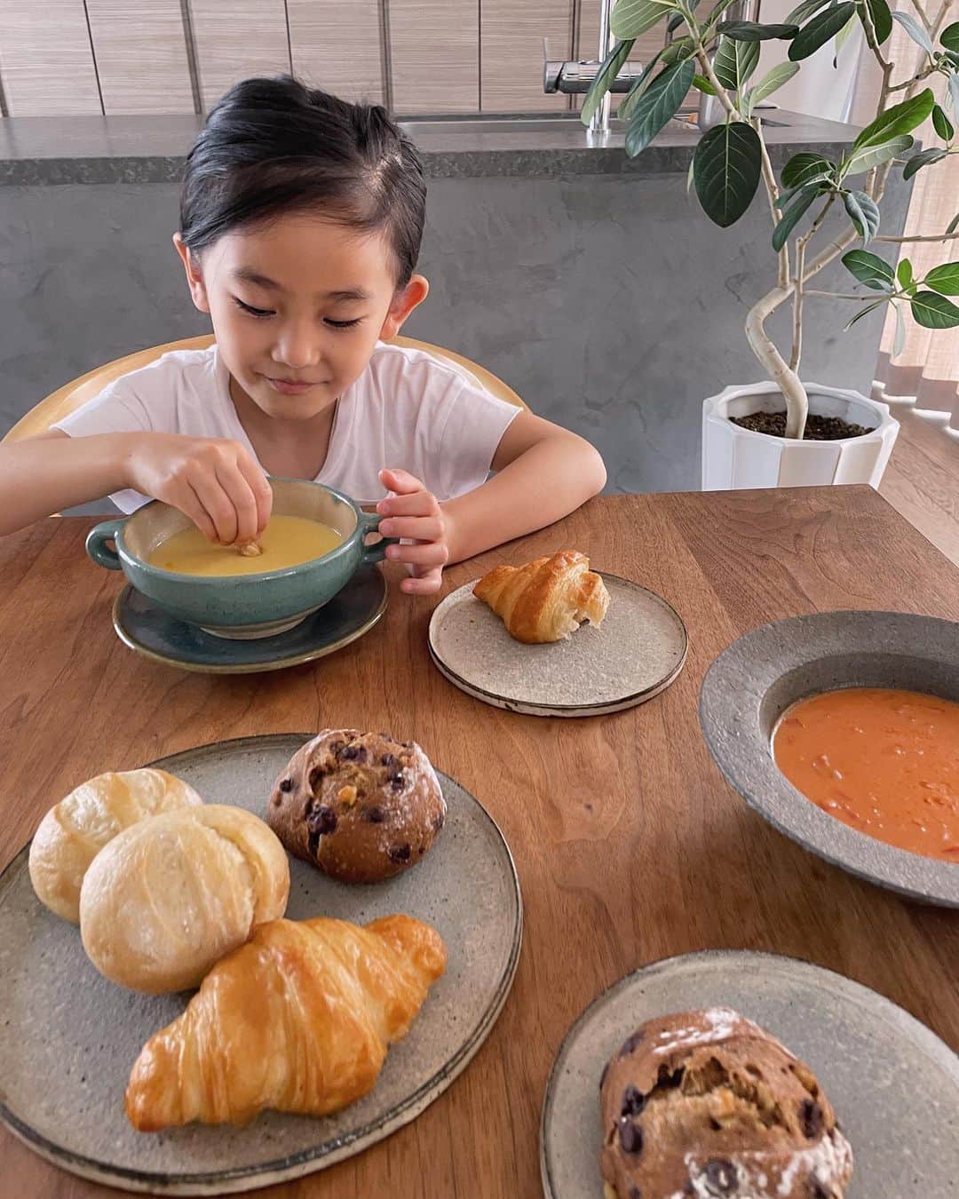 原田沙奈子さんのインスタグラム写真 - (原田沙奈子Instagram)「焼きたてのパンと美味しいスープがあれば幸せ。 焼きたてパンのあの香りはとんでもなく贅沢で、日常的に自宅で…なんて到底叶わない夢だと思っていたんだけど。  その夢を叶えてくれるのがPan&の『選べる定期便』定期スターターセット。 ７種類のパンと2種のスープが冷凍で入っていて、どれも本格的で風味も抜群。  アマネが相当気に入って、お腹空くと「あのパン食べたい」って言うから。笑 冷凍庫からスッと出して、オーブンでサッと焼いて、テーブルにピャッと出したら、もう♡  こんなに手軽に焼きたてパンが食べられるなんて本当に嬉しい。涙  ちなみに、クロワッサンはまわりがサクサクなのに中は程よくしっとりで我が家で大人気🥐 スープにつけながら食べるの最高。  @stylebread1923  ーーー 公式オンラインサイトにて販売（https://pand.jp/） 【商品名】：くらし応援！定期スターターセット 【価格】：¥3,980（税込・送料込） ※1〜3回目：¥3,980（税込） ※4回目から通常の定期価格での販売 【セット内容】： ・ハニーソイ/はちみつ豆乳パン（1袋2個入×4袋） ・ミルク/ミルクパン（1袋2個入×2袋） ・至福のクロワッサン（1袋2個入×2袋） ・絶品チーズクッペ（1袋2個入×2袋） ・エスプレッソ・ショコラ・ノア（1袋2個入×2袋） ・ライスファイン（1袋4個入×2袋） ・グラハムファイン（1袋4個入×2袋）  ・豆乳仕立ての北海道産とうもろこしポタージュ（1袋180g入×1袋） ・オマール海老のビスク（1袋180g入×1袋） ーーー #パンド #pand #パンドのある暮らし #PR」5月27日 19時55分 - sanakoharada