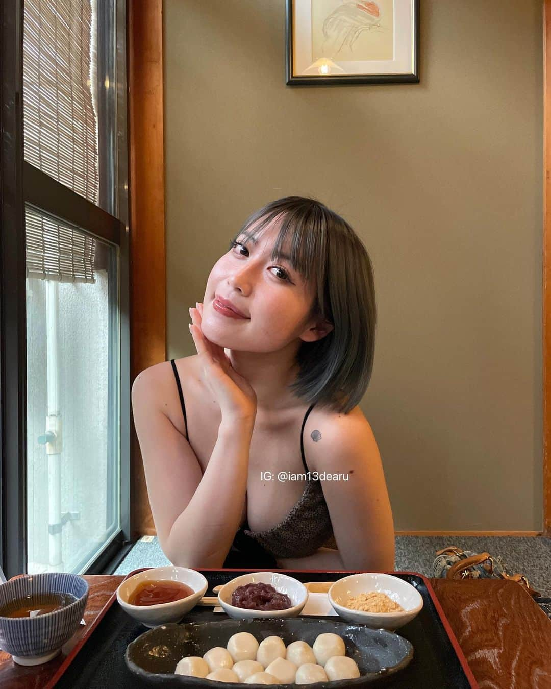 柚月瀬那さんのインスタグラム写真 - (柚月瀬那Instagram)「白玉とお麩が大好き🍡🤍 金沢初めて行ったんだけど、もう行きたい😭ご飯も空気も美味しくて😌お腹空いてきた、、、  マツエクはいつも　@mai__sugimoto さんにしていただいてるんだけど、また詳しく載せるね😉外カメでもまつ毛がくるんってボリューム上がってるのがわかるし、メイク短時間になるから嬉しい🥰  いつも聞かれるけど、上着持ってるから風邪ひかないよ😆暑がりなだけなの🙂 写真は最近iPhoneカメラのliveで撮ってるよ〜音が鳴らないから好き😉」5月27日 20時34分 - iam13dearu